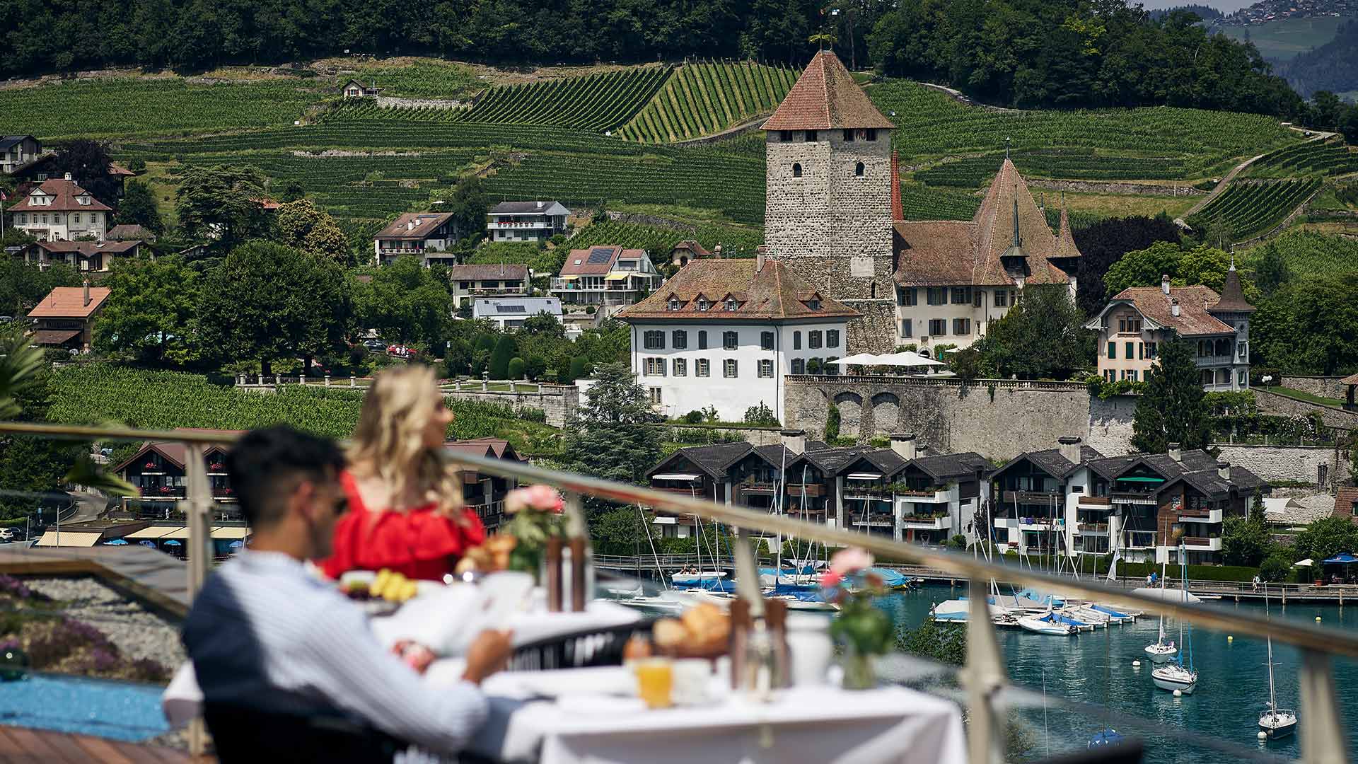 restaurant-belvedere-spiez-terrasse-par-aussicht-schloss-rebberg-bucht.jpg