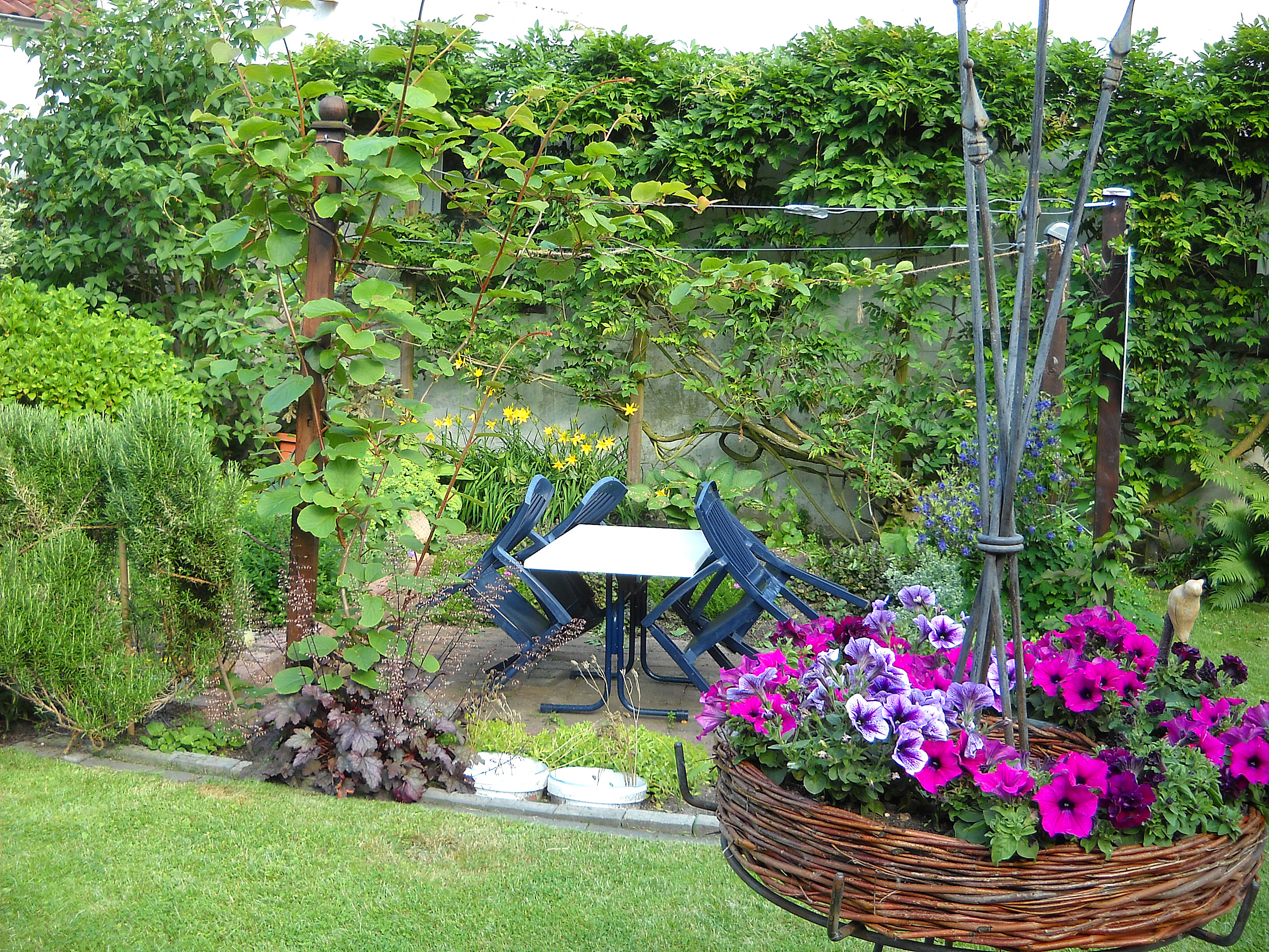Sitzecke im Garten der Ferienwohnung Rita Dreyer