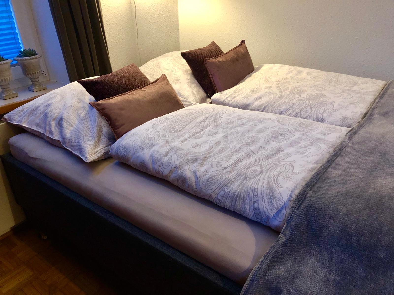 Bett in Komforthöhe in der Ferienwohnung Meinecke