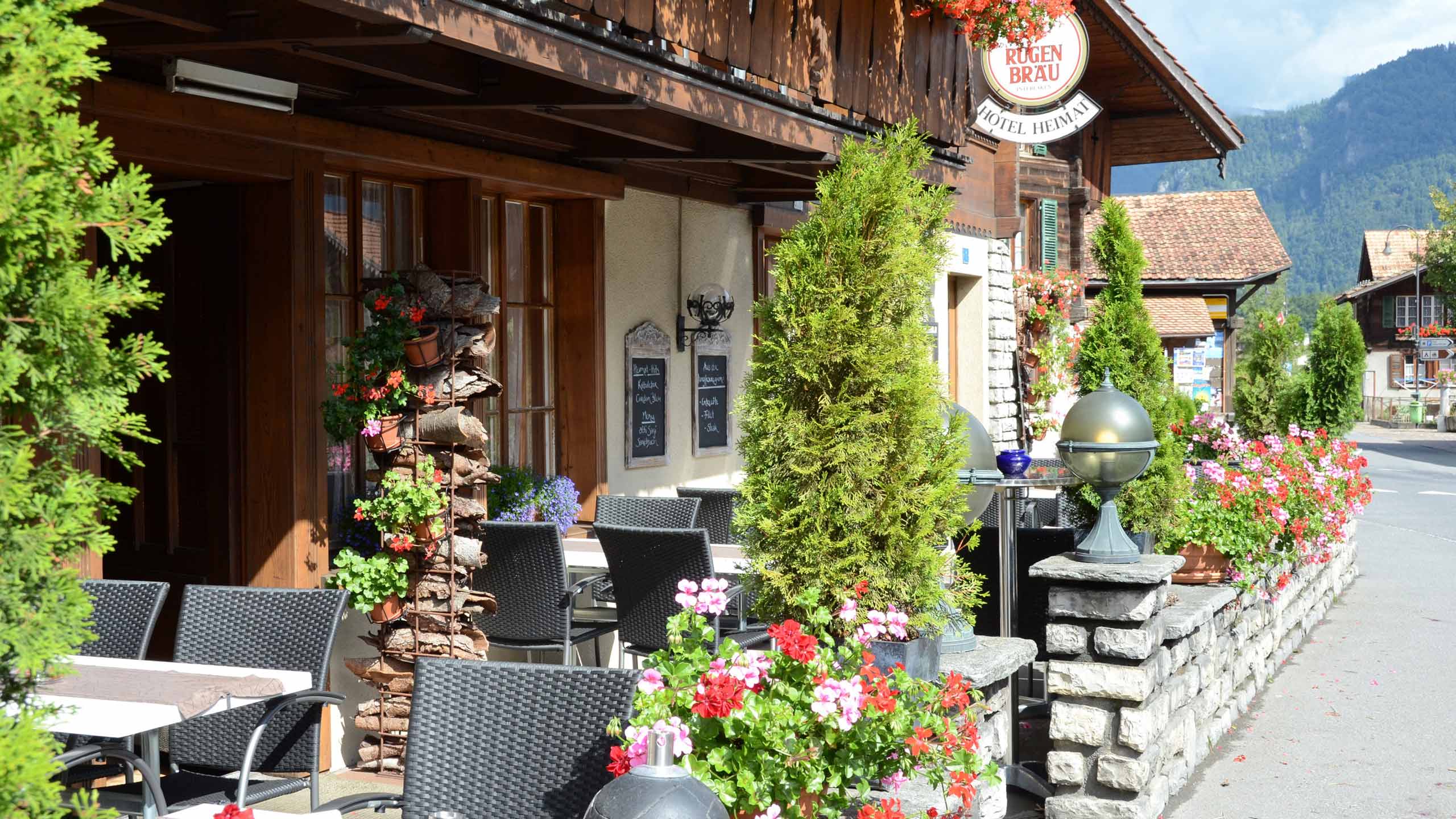 chalet-hotel-heimat-terrasse-strassenseite-eingang.jpg