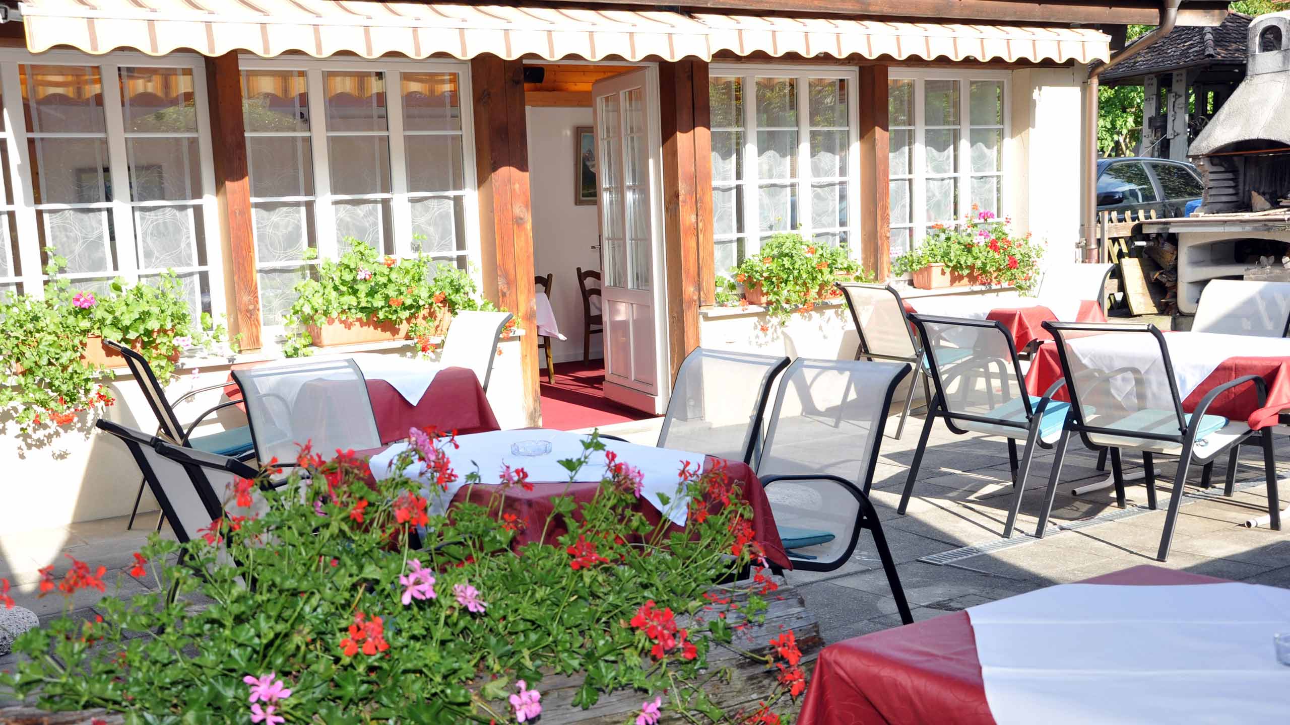 chalet-hotel-heimat-terrasse-garten-pflanzen.jpg