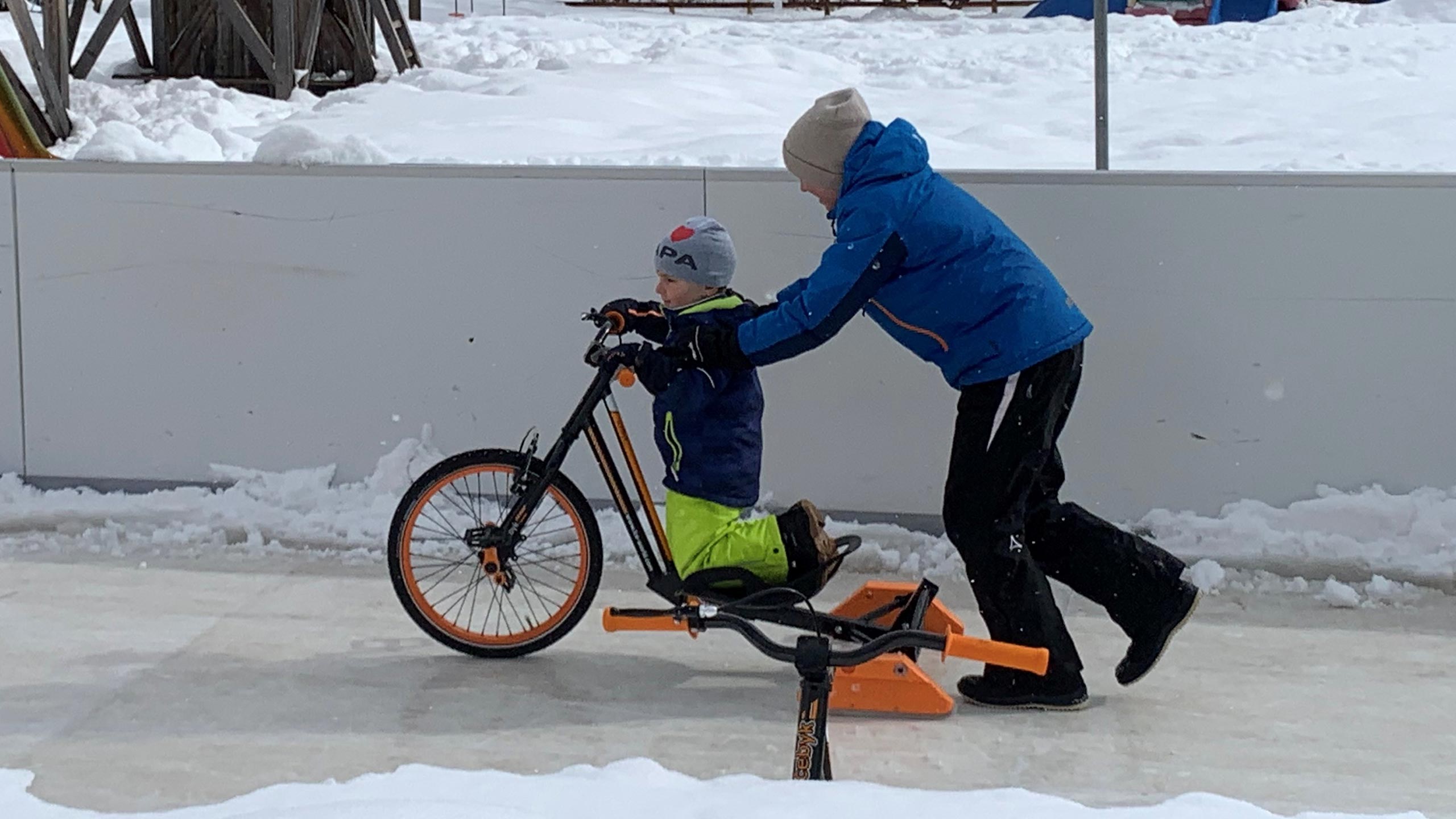 ice-bike-spass-synthetische-eisbahn-glice-beatenberg.jpg