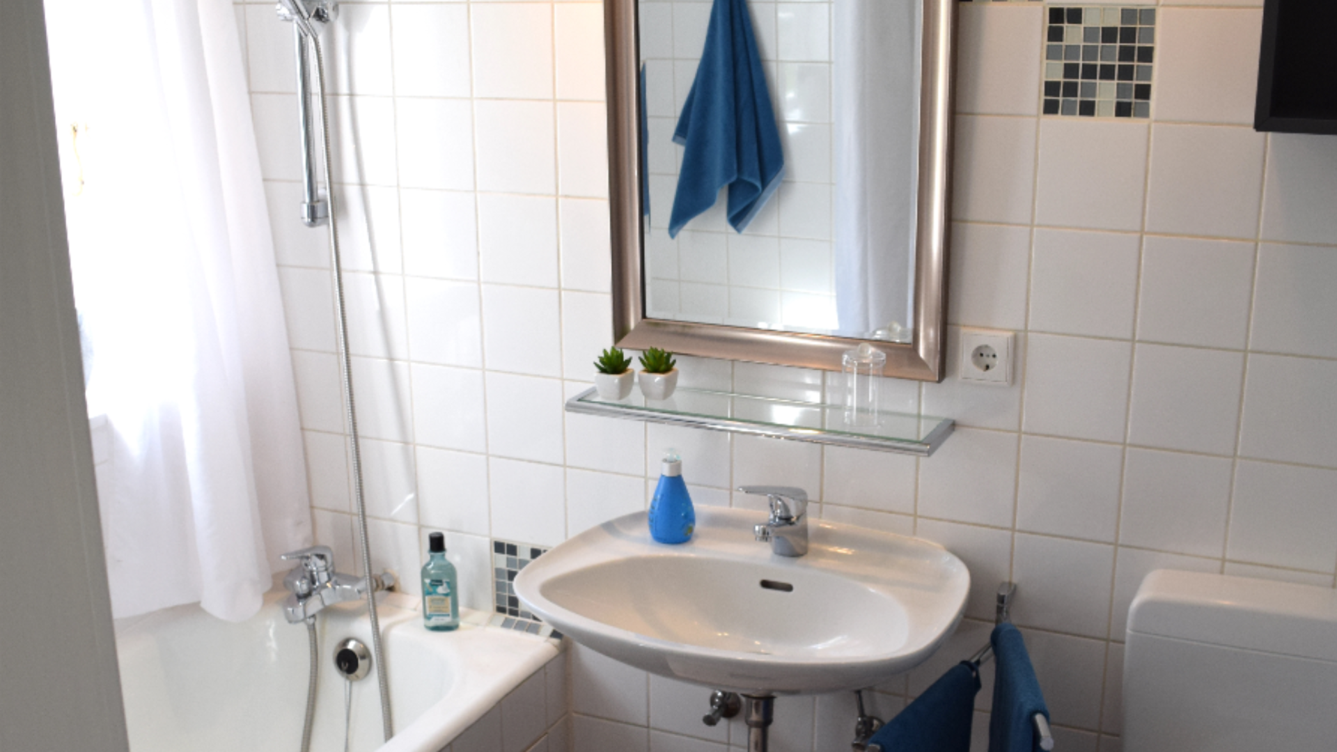 Das Bad im Erdgeschoss im Ferienhaus Backhaus Heinschenwalde