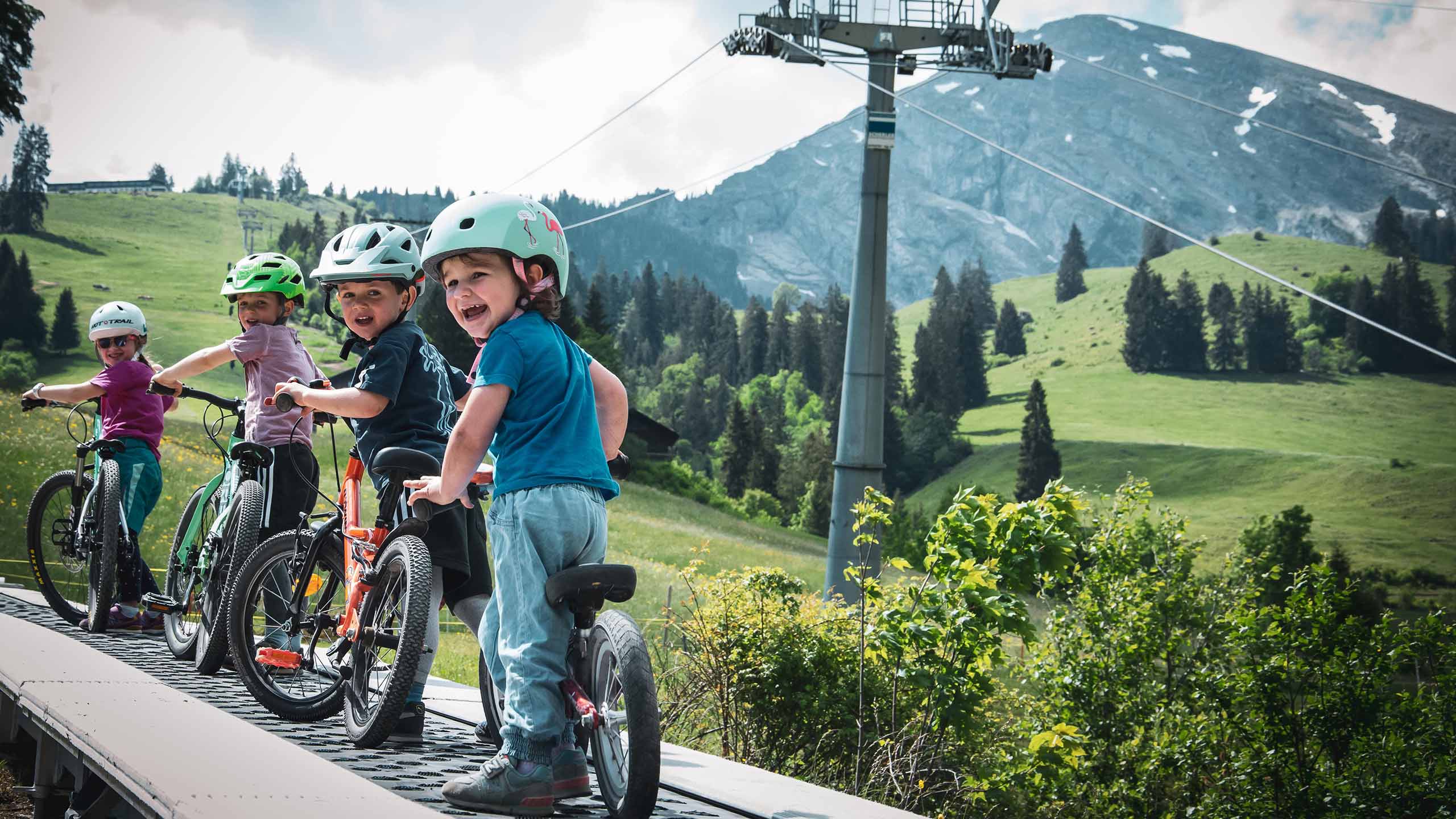 downhill-bikepark-wiriehorn-kinder-auf-transportband.jpg