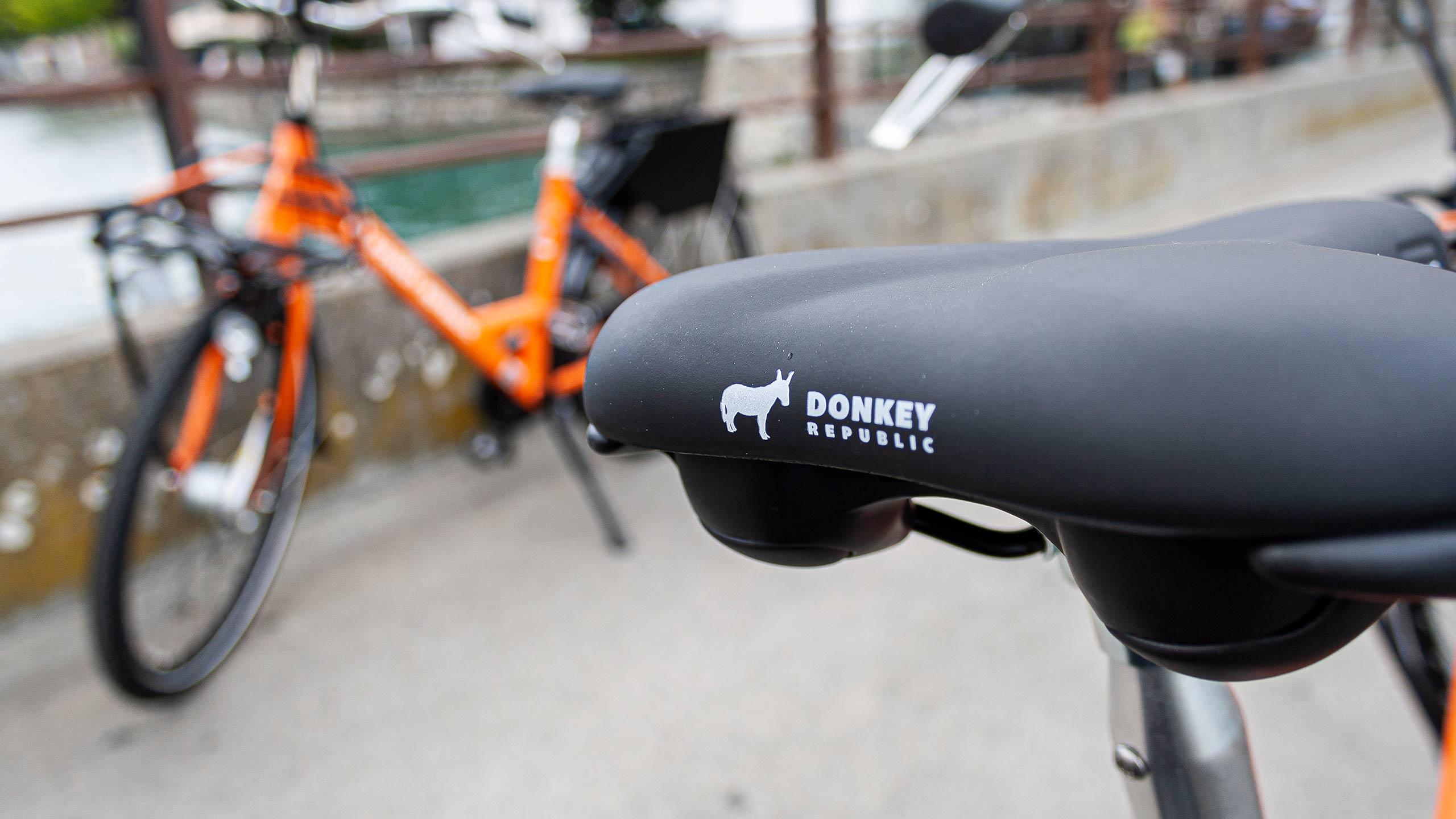 donkey-republic-thun-bike-sattel-logo.jpg