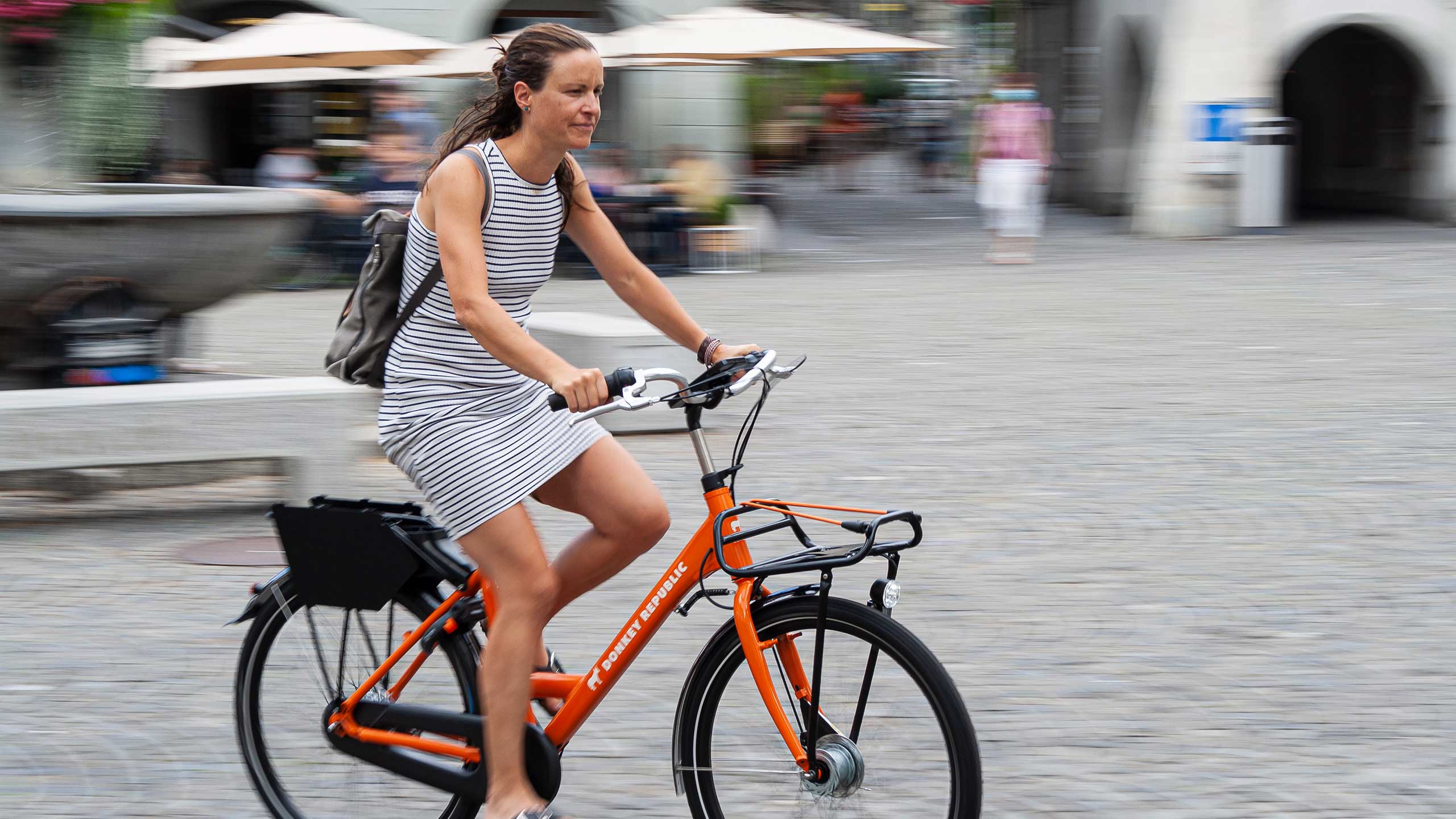 donkey-republic-thun-bike-fahrt-durch-stadt.jpg