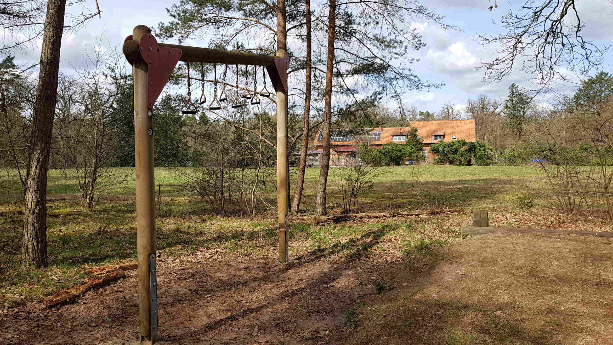Ein Sportgerät auf dem Waldsportpfad in Ovelgönne