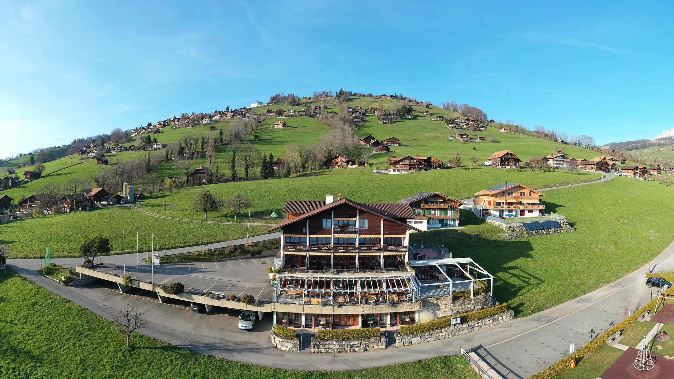 hotel-restaurant-panorama-aeschlen-luftbild-gebaeude-sommer.jpg
