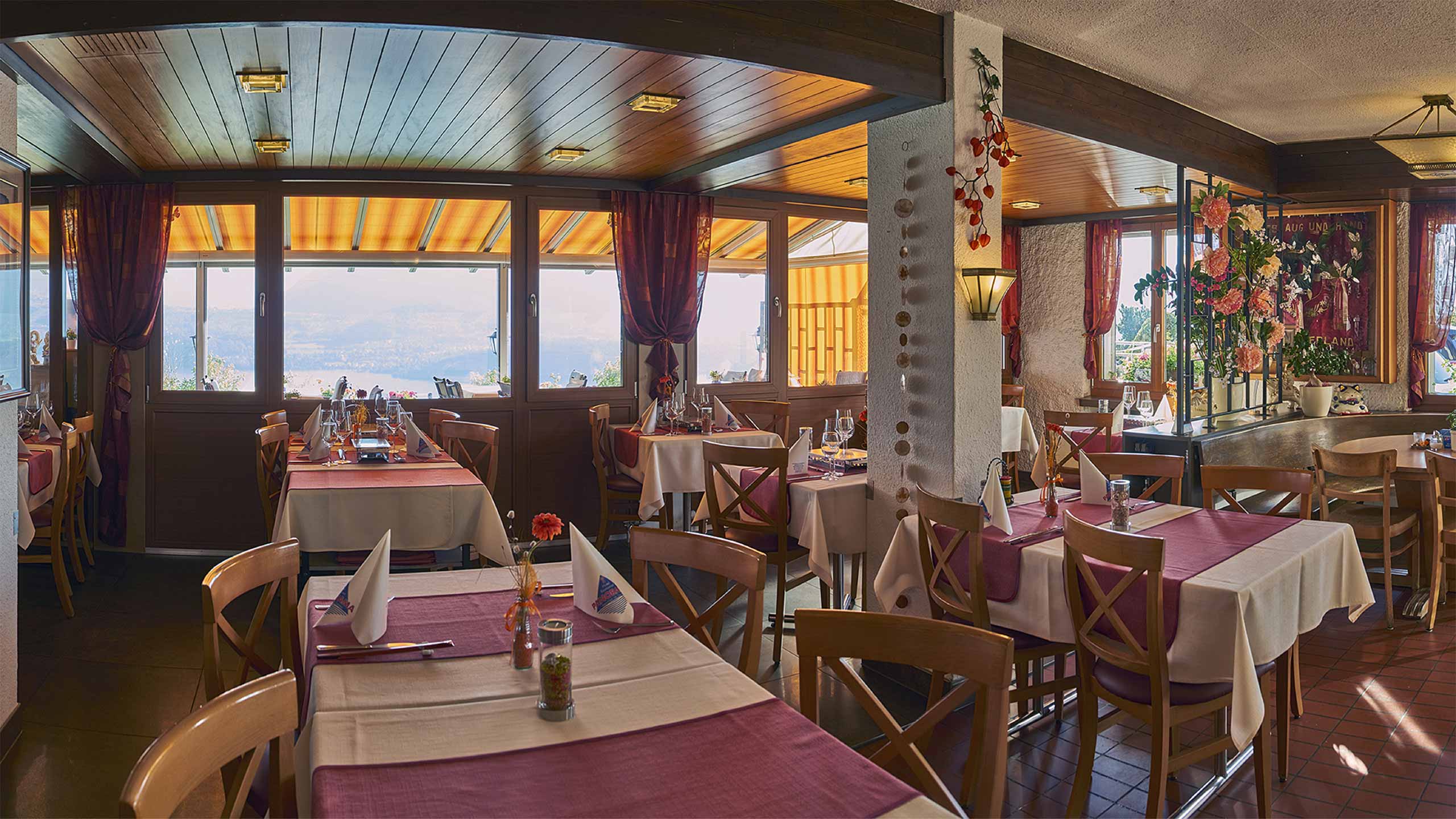 hotel-restaurant-panorama-aeschlen-speisesaal-tische-terrasse.jpg