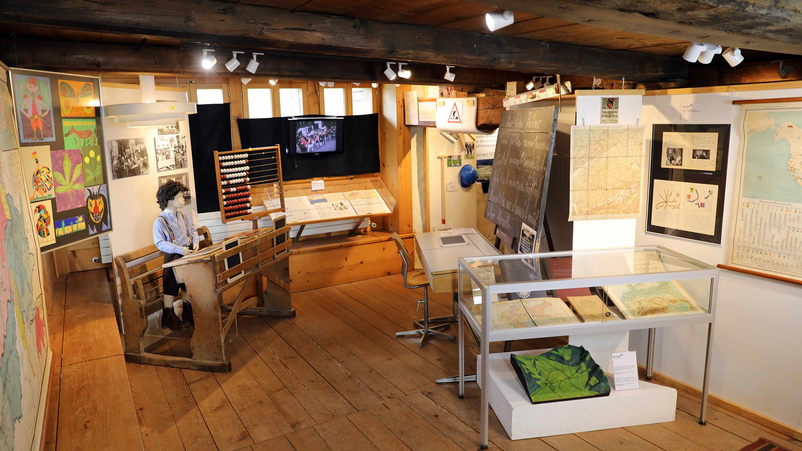 dorfmuseum-alte-muehle-wilderswil-ausstellung-alte-schulstube.jpg
