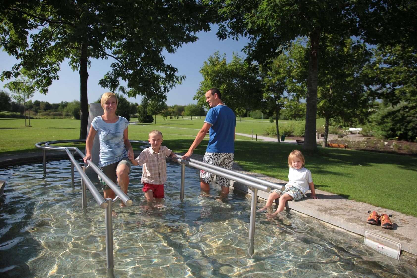 Familie beim Wassertreten im Ostpark
