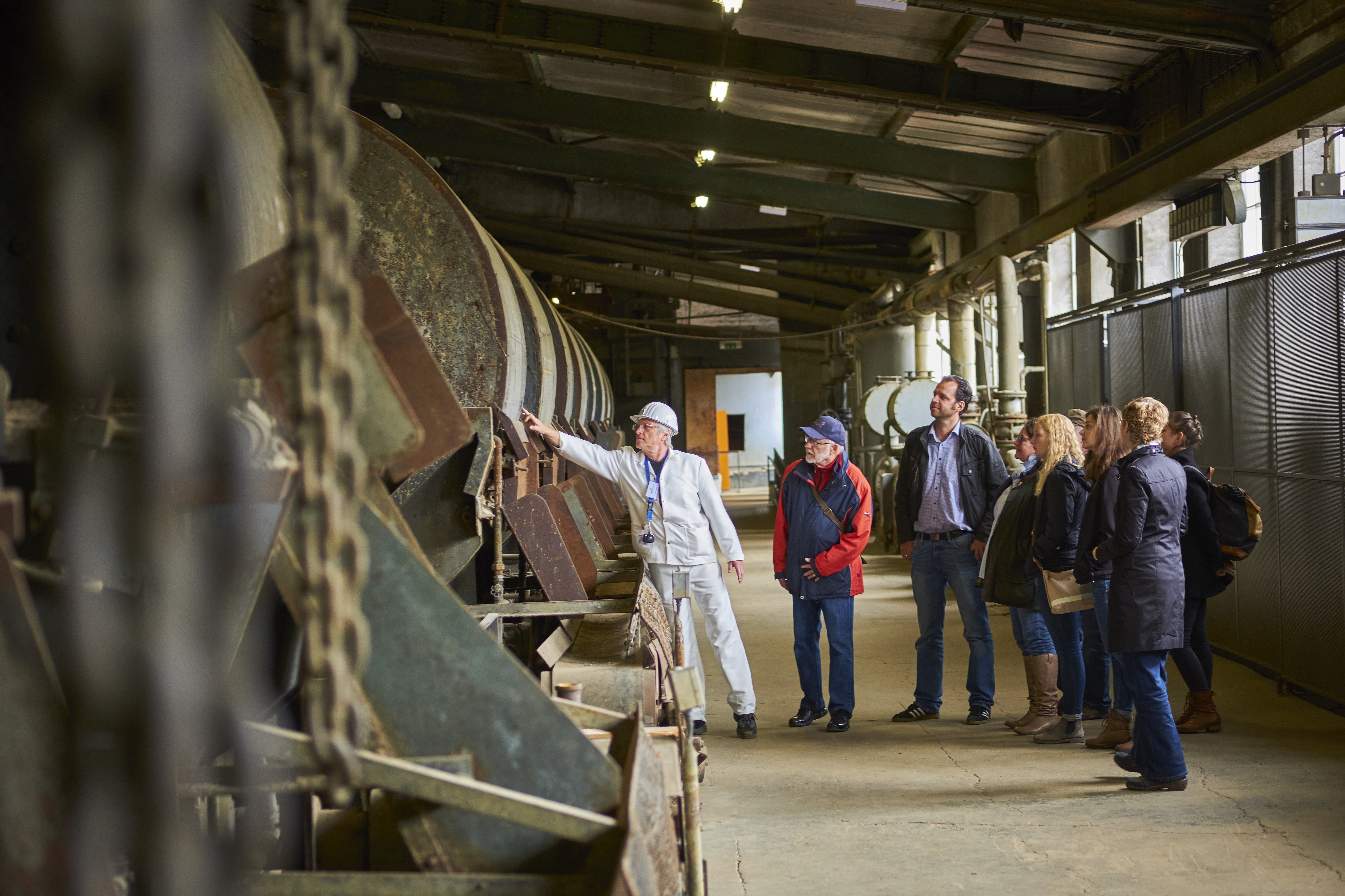  Erzbergwerk Rammelsberg Goslar, Besuchergruppe in der Erzaufbereitung. Foto: Stefan Sobotta / VISUM Rammelsberg ore mine in Goslar, group of visitors in the ore processing plant. Photo: Stefan Sobotta / VISUM Mine de minerai de Rammelsberg Goslar, groupe de visiteurs dans le traitement du minerai. Photo : Stefan Sobotta / VISUM Ertsmijn Rammelsberg in Goslar, groep bezoekers in de ertsverwerkingsinstallatie. Foto: Stefan Sobotta / VISUM Rammelsberg malmmine i Goslar, gruppe af besøgende i malmforarbejdningsanlægget. Foto: Stefan Sobotta / VISUM
