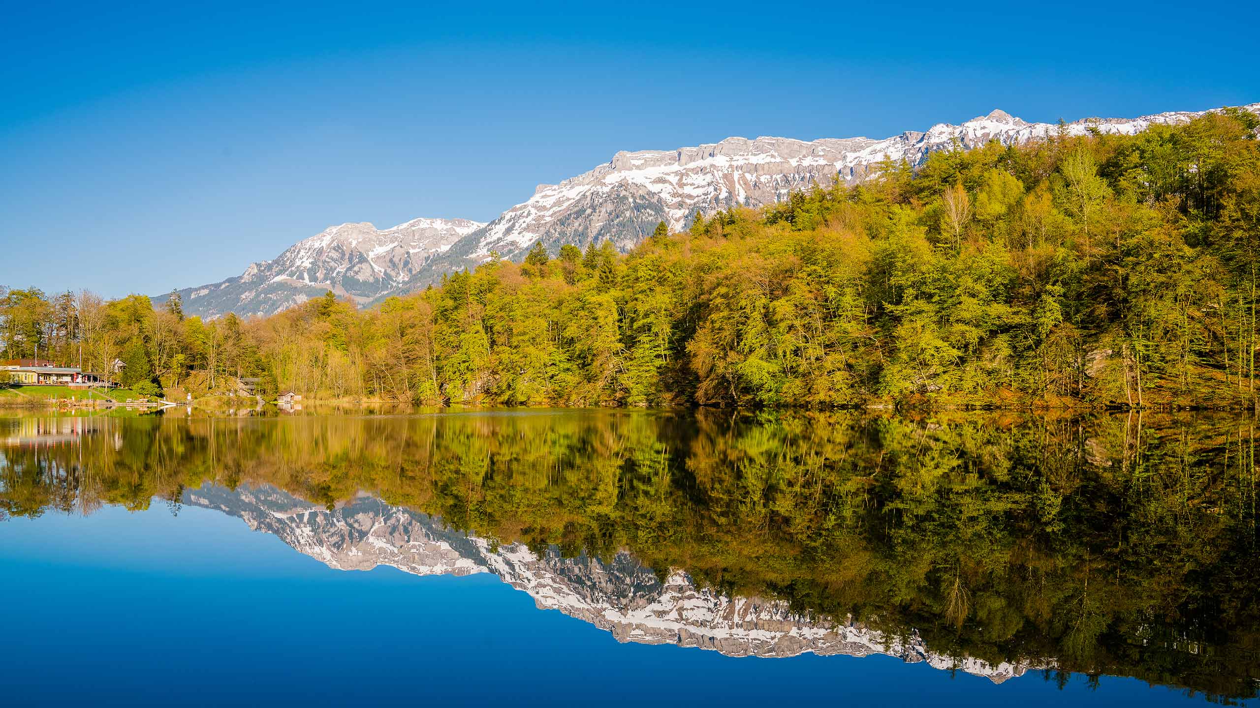 ringgenberg-burgseeli-fruehling-spiegelung-berge-schnee.jpg