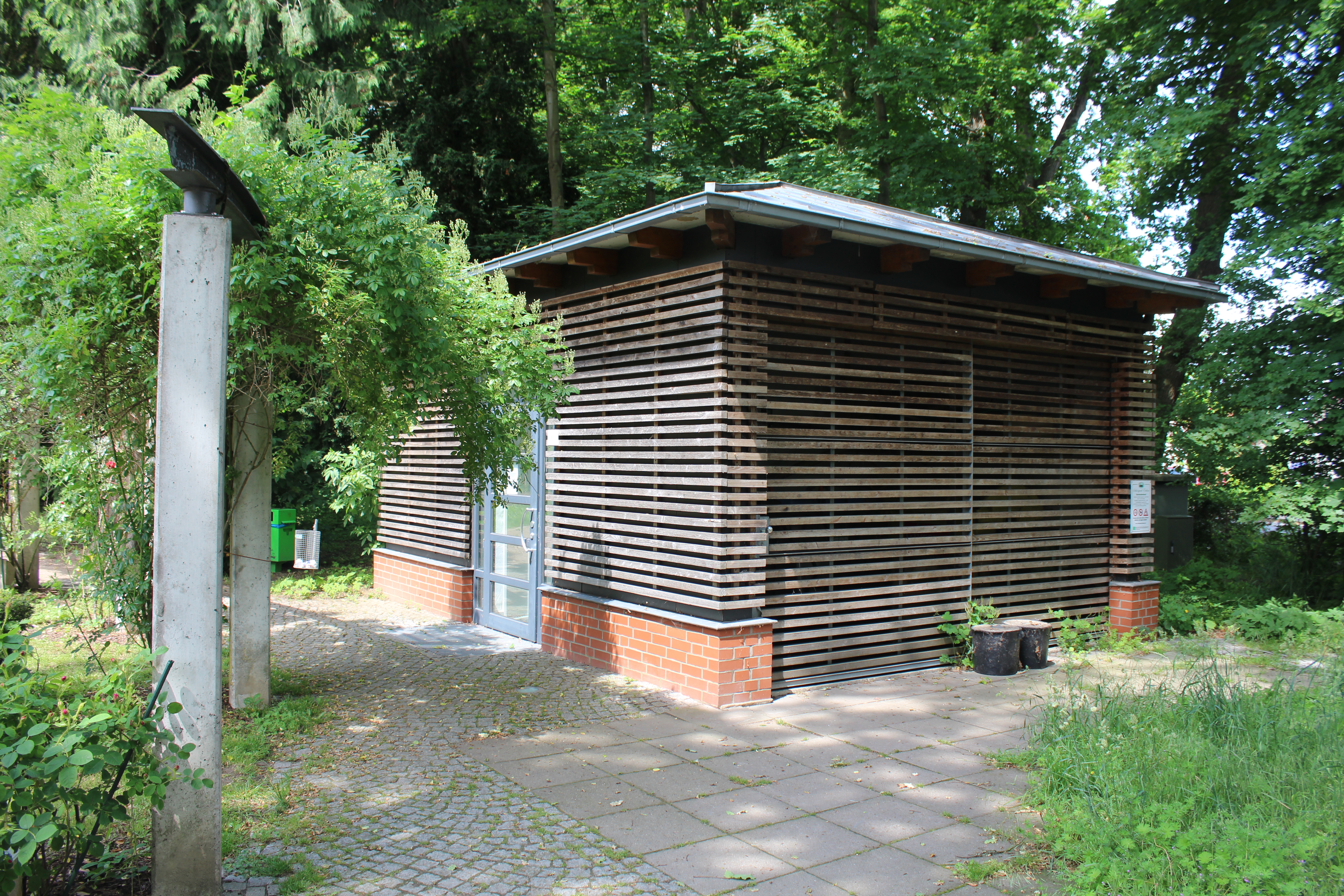 Toilette im Schlosspark Etelsen