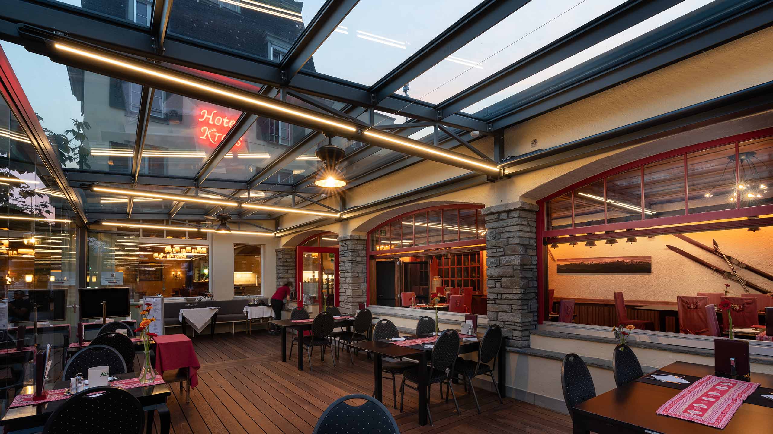 hotel-krebs-gedeckte-terrasse-tische.jpg