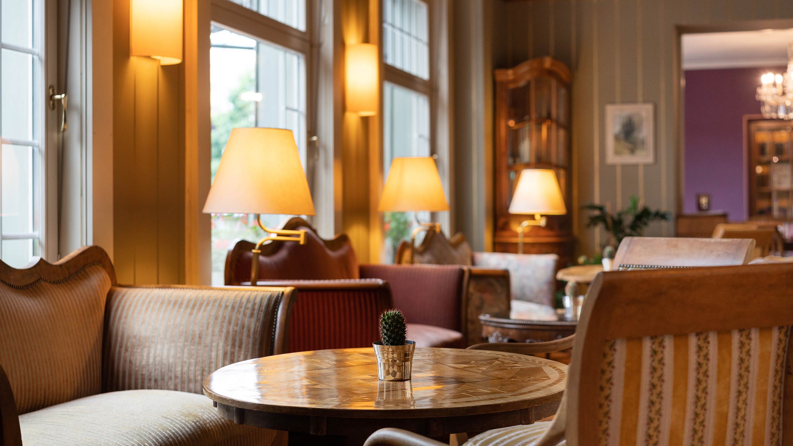 hotel-krebs-salon-tisch-sofa-ambiente.jpg
