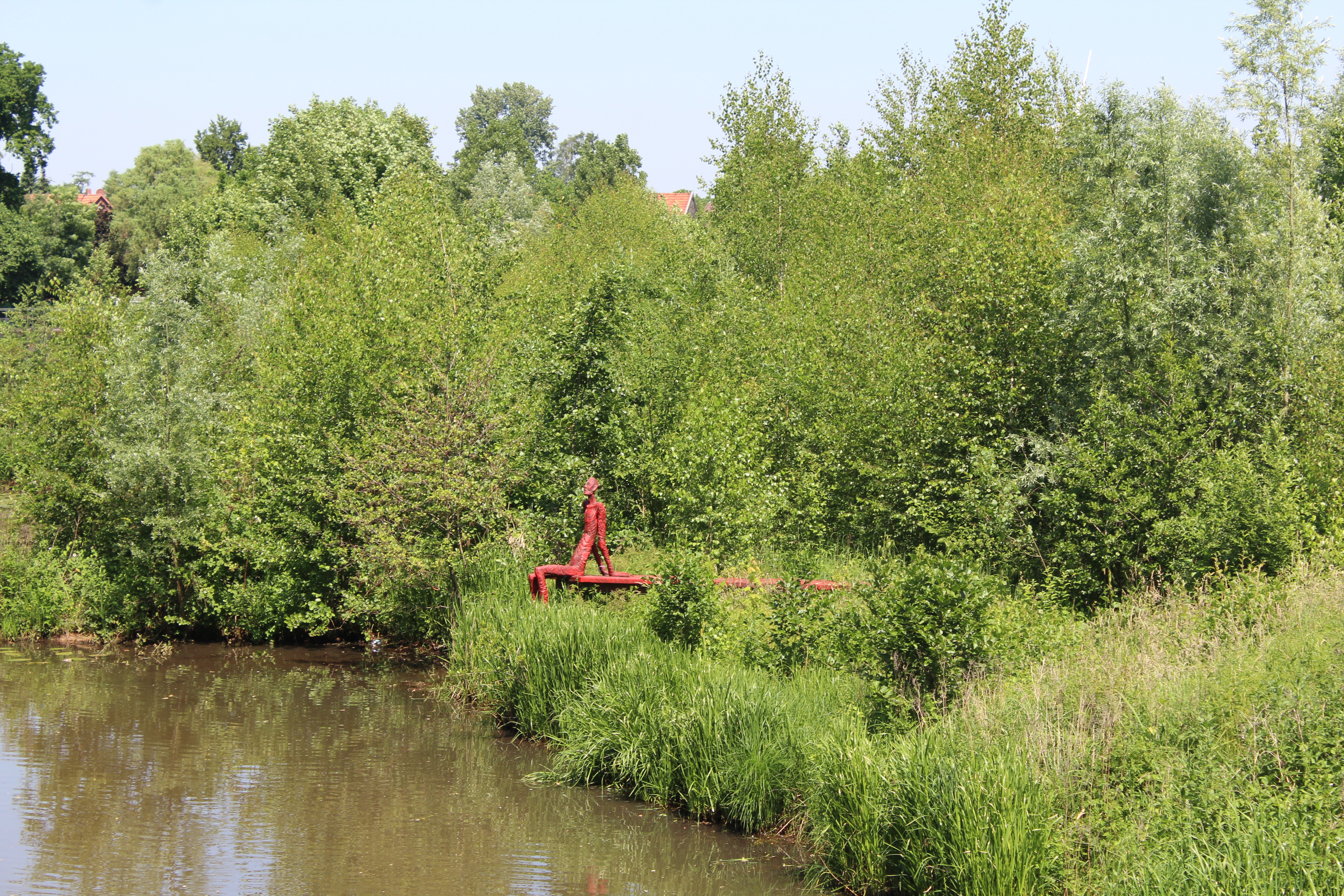 Skulptur "Der rote Mann"