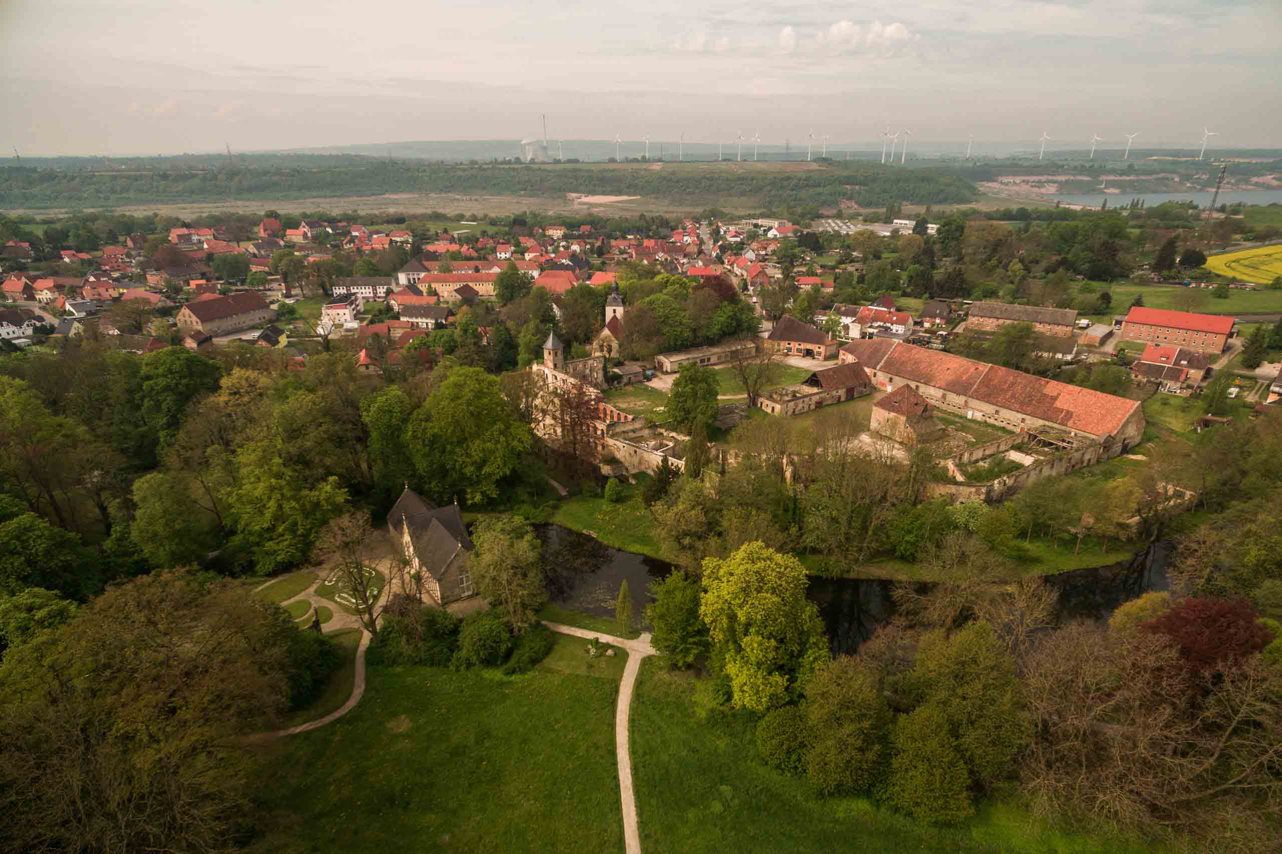 Luftaufnahme von Schlossruine, Schlosspark und Orangerie