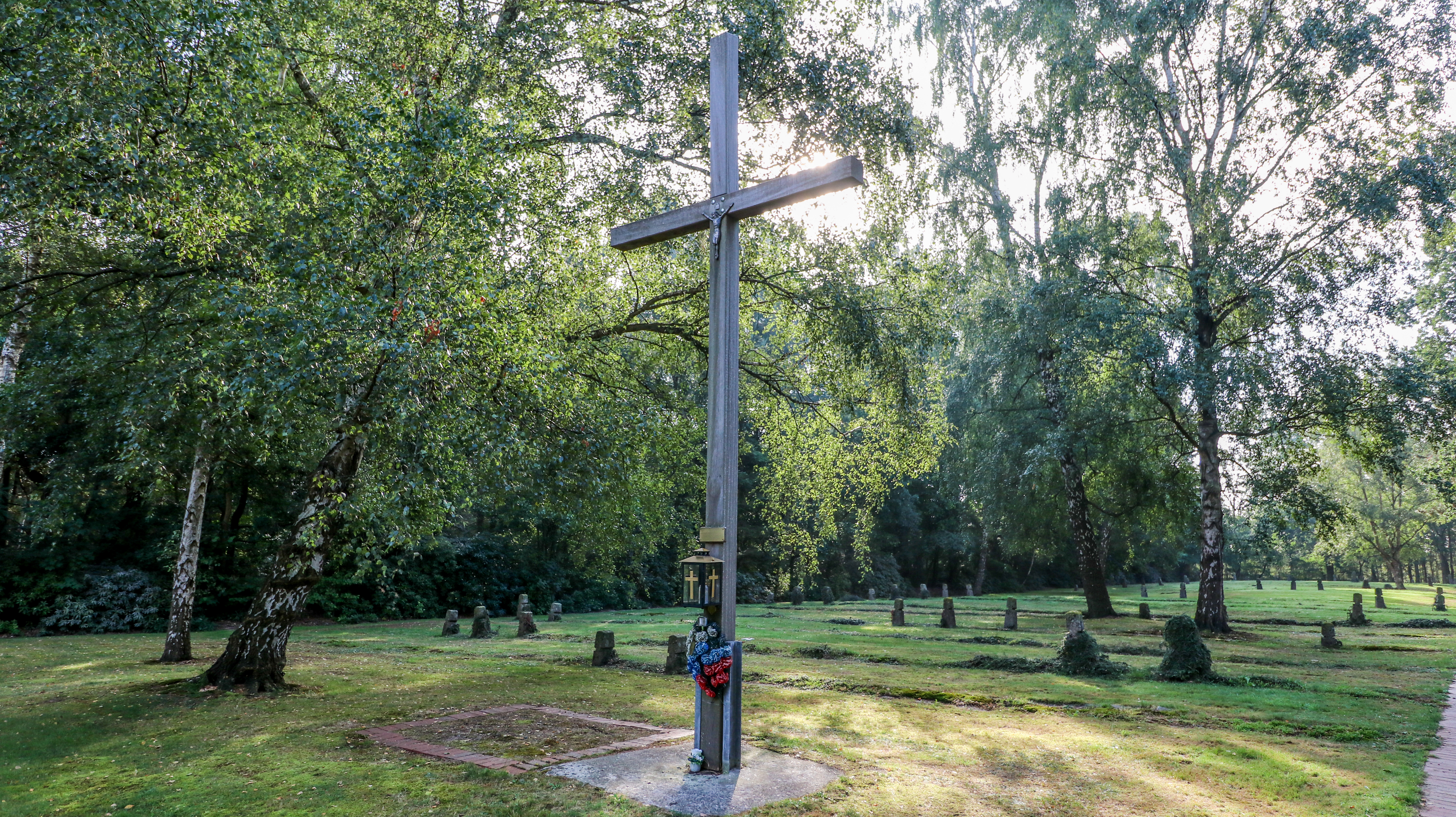Begräbnisstätte an der B401