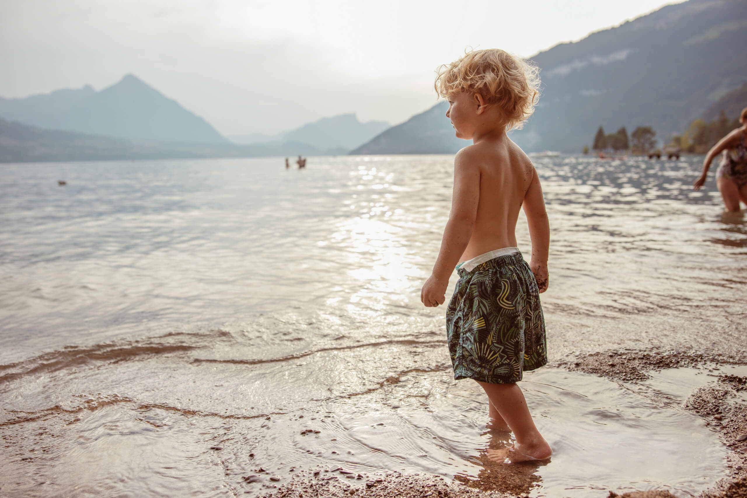 neuhaus-schuelerbad-thunersee-sommer-aussicht-niesen-thunersee-junge.jpg