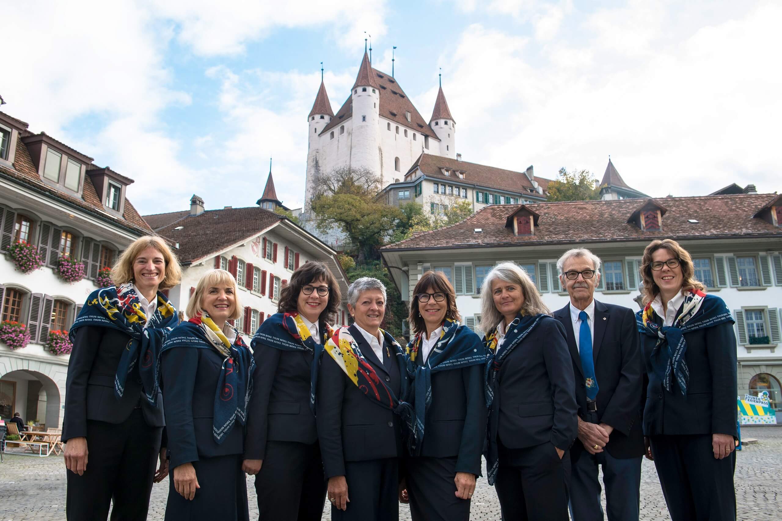 thun-stadtfuehrungen-sommer-rathausplatz-schloss.jpg