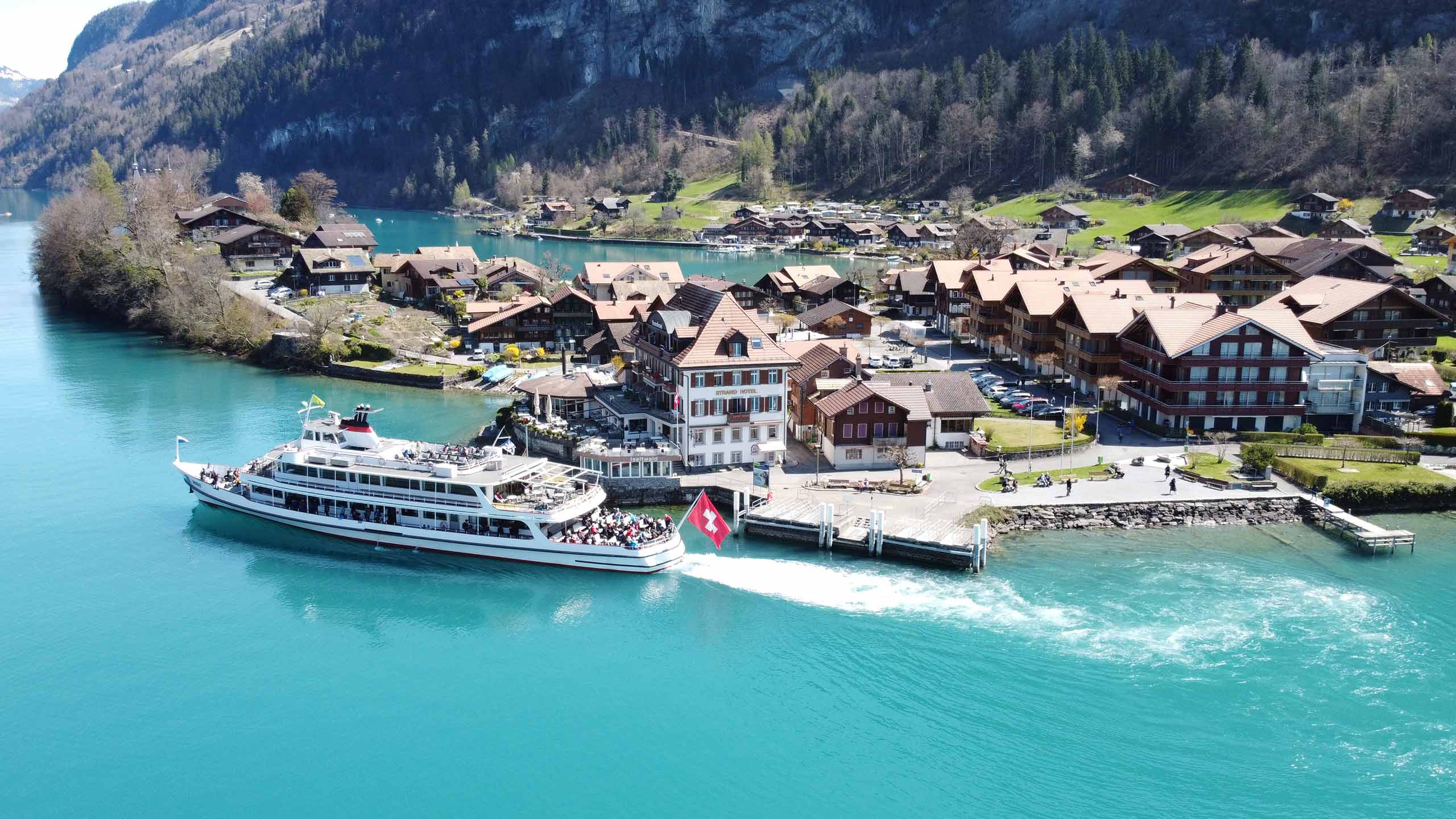 strandhotel-iseltwald-luftbild-schiff-brienzersee.jpg