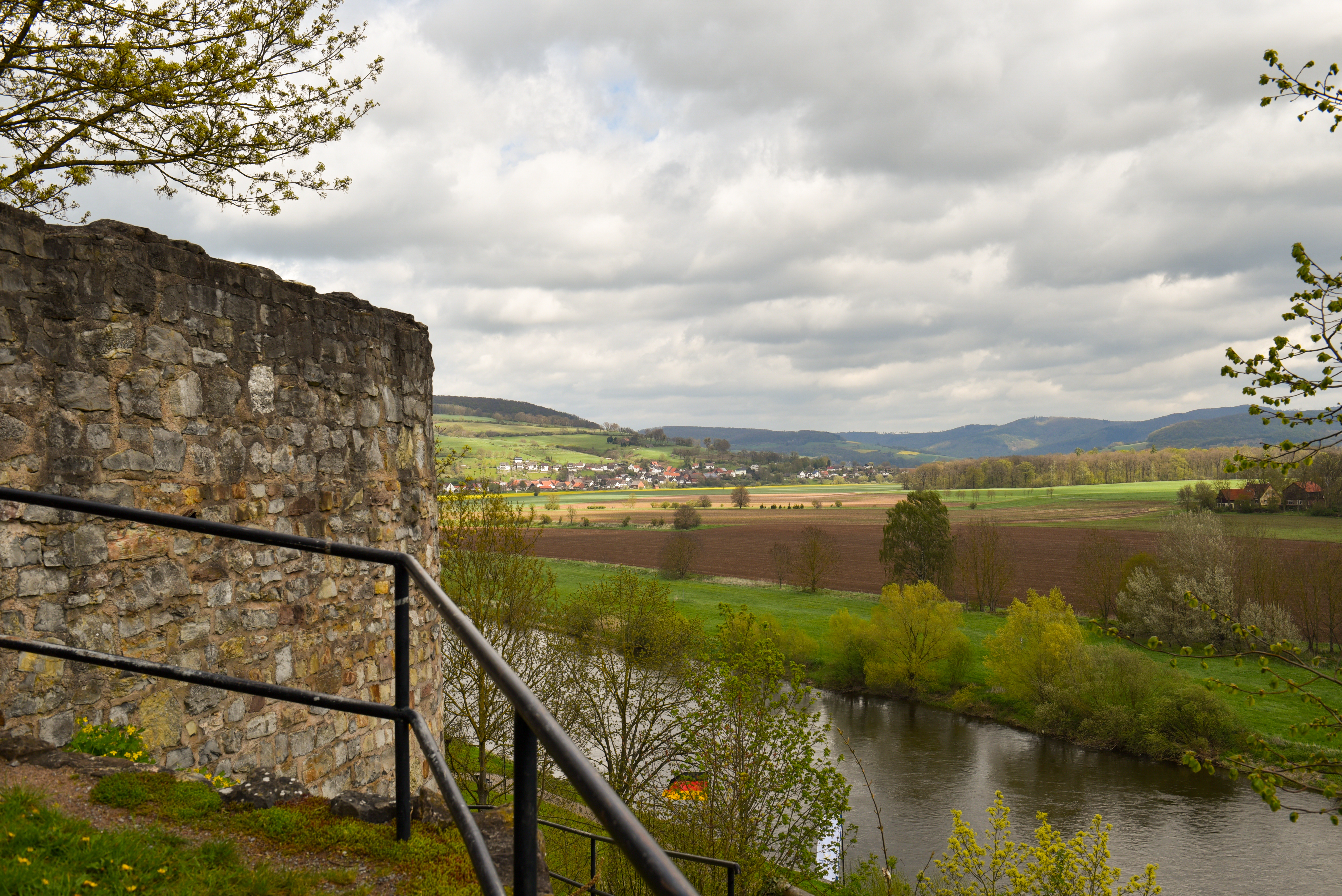 Blick von Burg Polle auf das Wesertal.jpg
