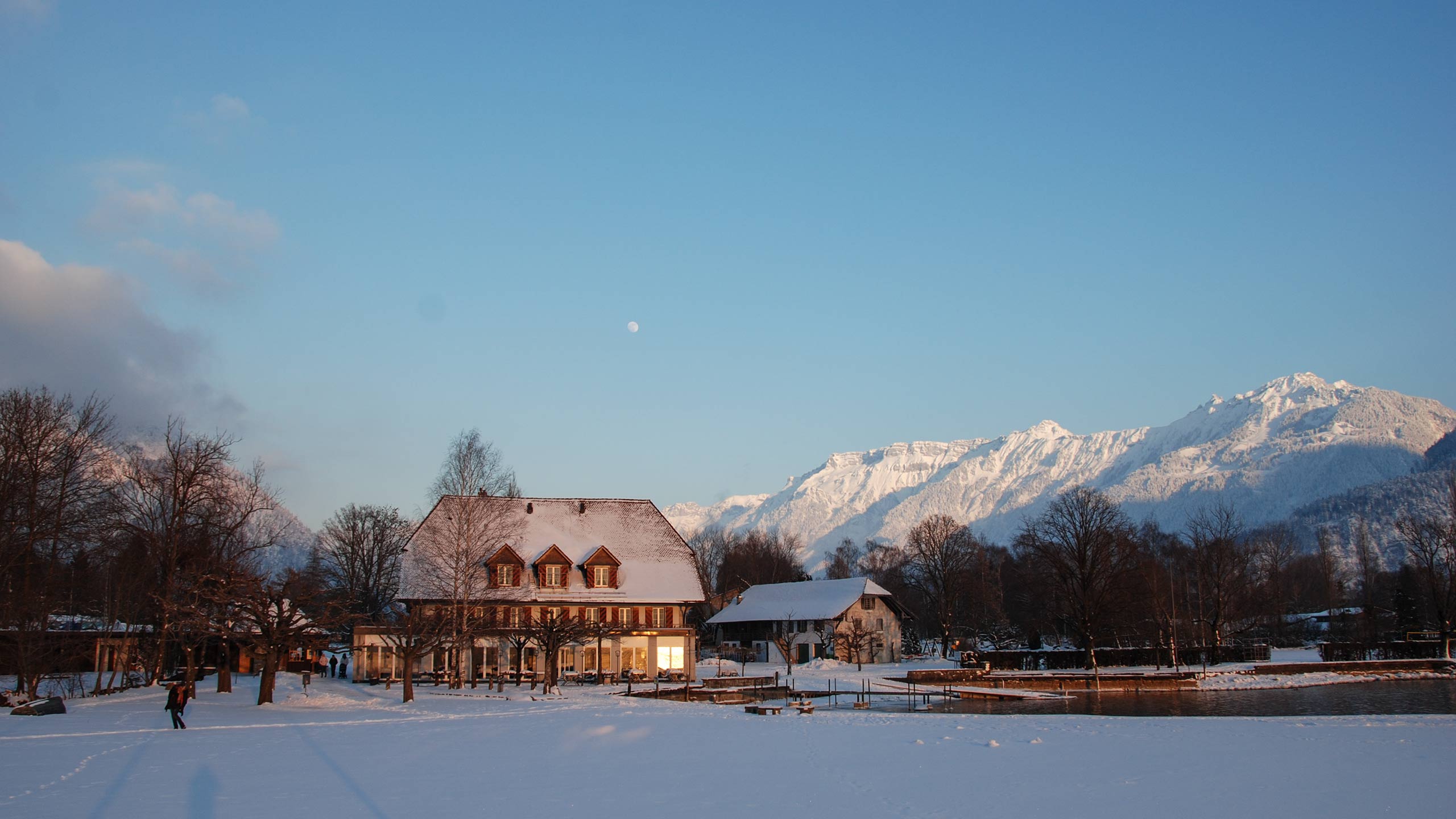 restaurant-neuhaus-gebaeude-winter-schnee-berge.jpg