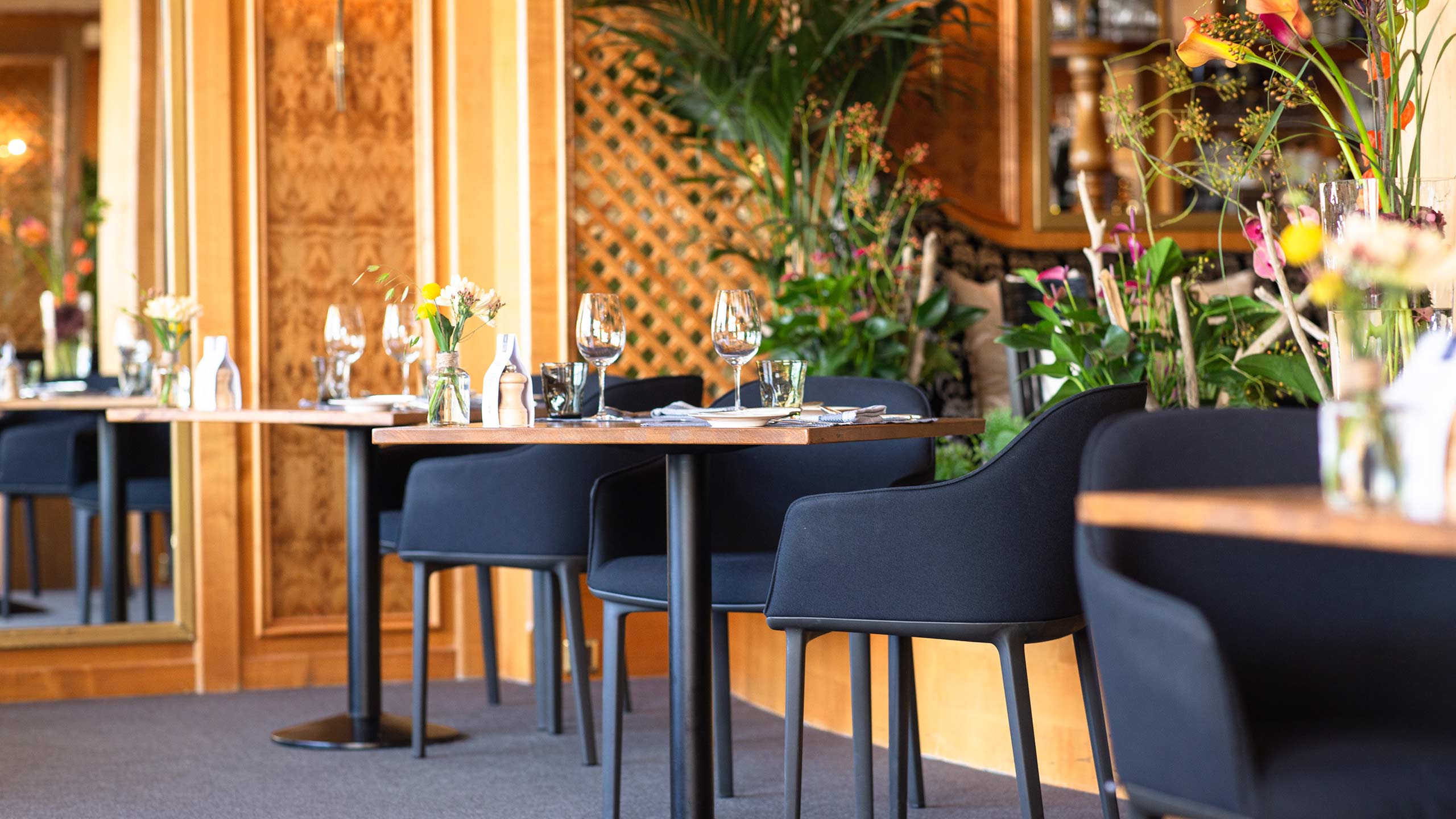 beatus-restaurant-orangereie-tische-einrichtung.jpg
