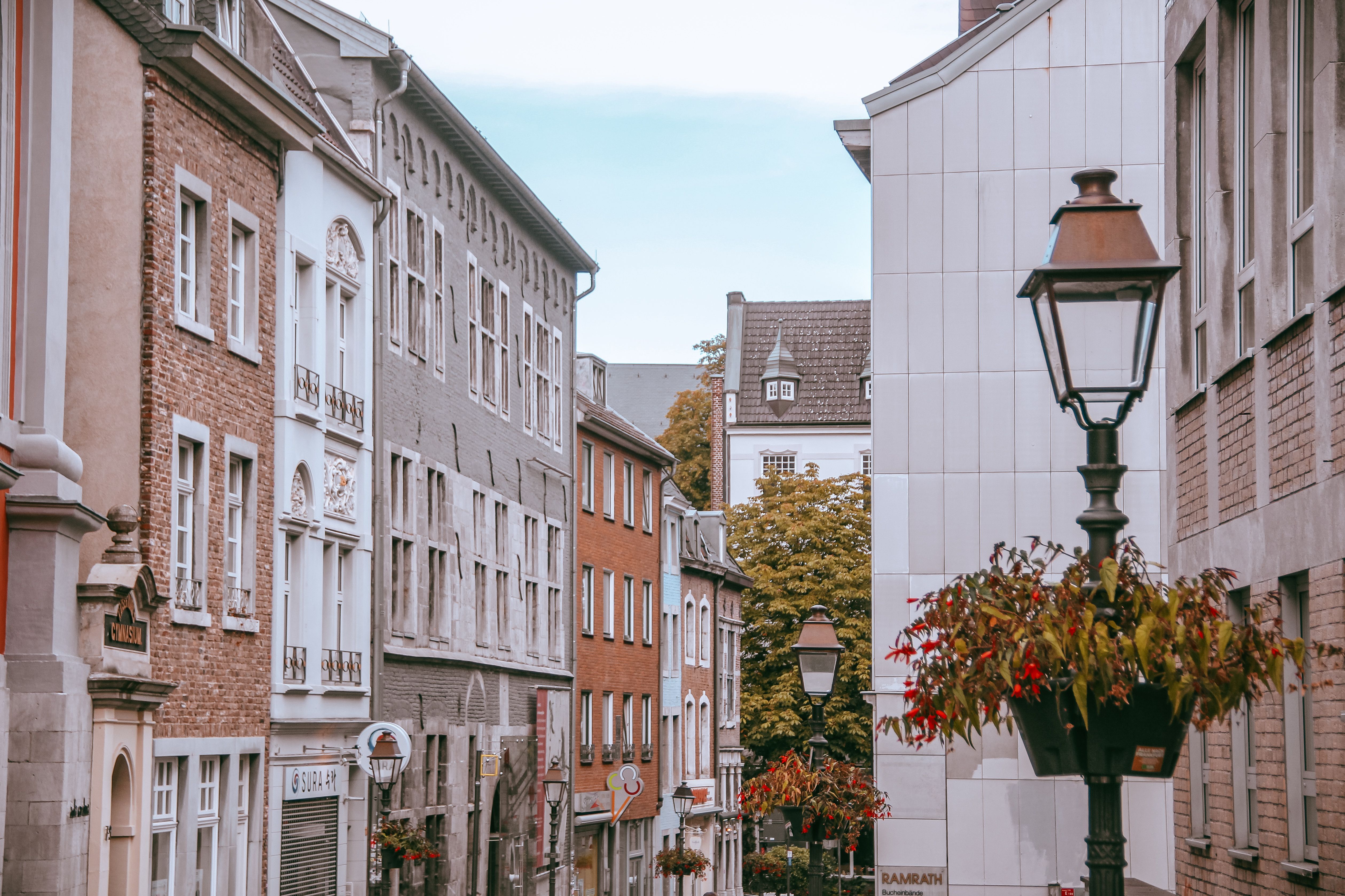Pontstrae Aachen erleben  historische Achse mit lebendiger Atmosphre
