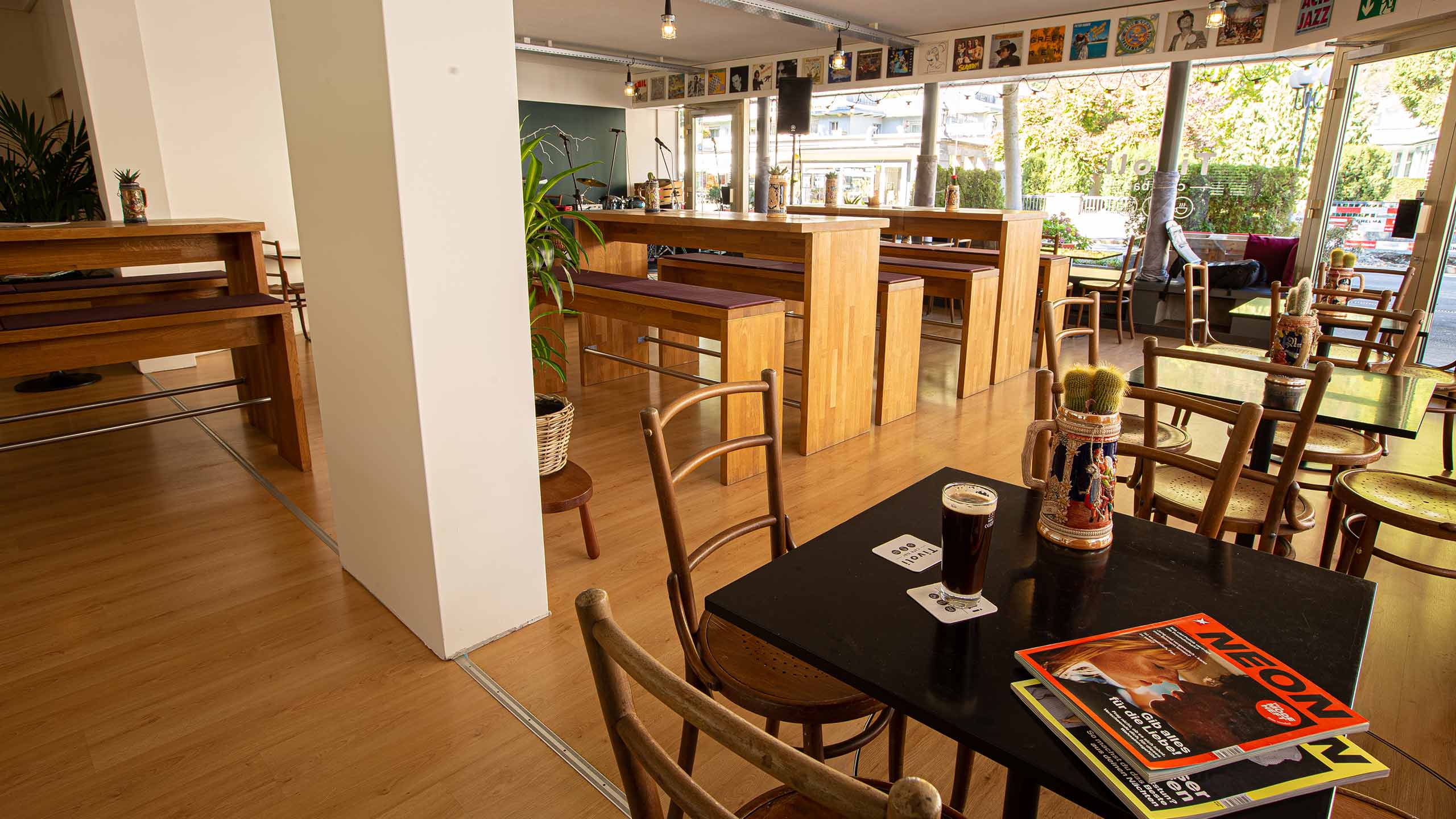 tivoli-cafe-bar-innen-einrichtung-tische-baenke.jpg