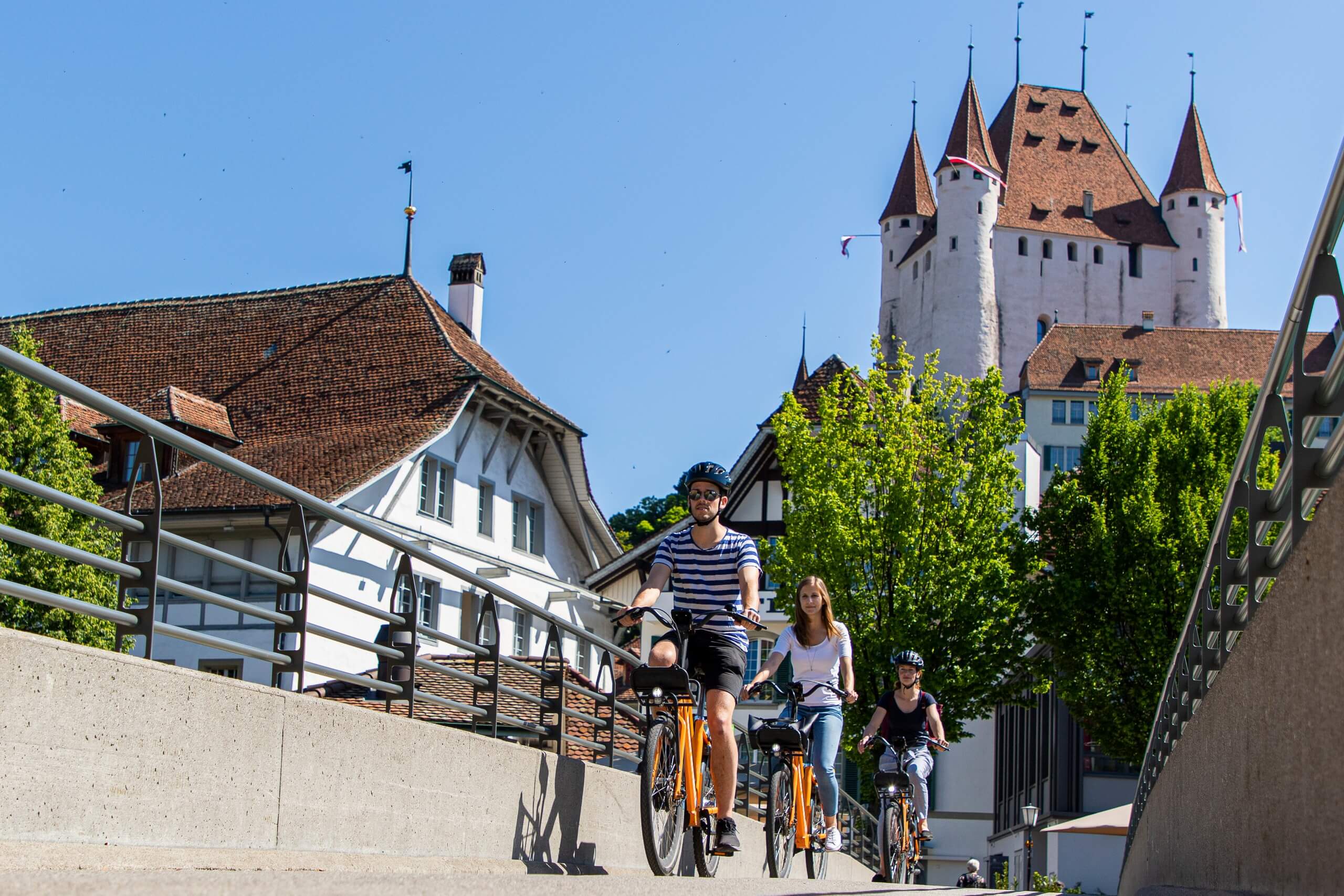 donkey-republic-thun-bike-fahrer-bruecke-schloss-thun.jpg