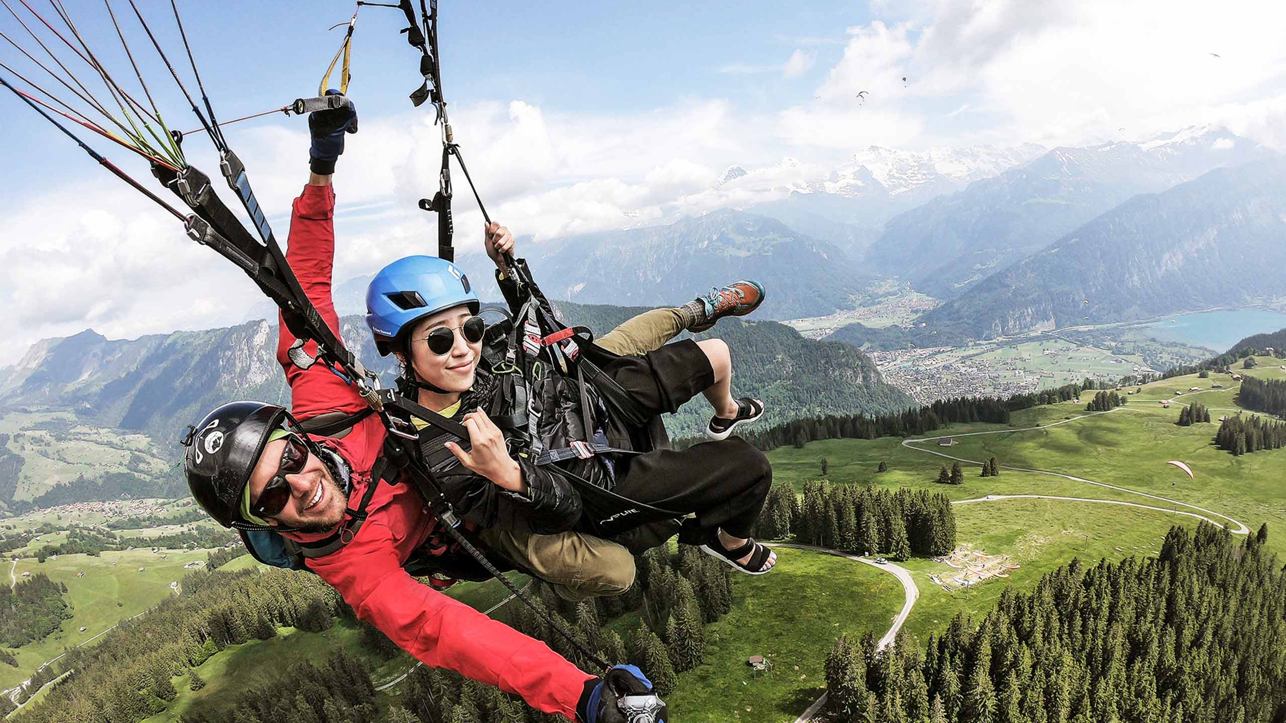 skywings-paragliding-interlaken-sommer-flug-passagier-hohwald-beatenberg.jpg