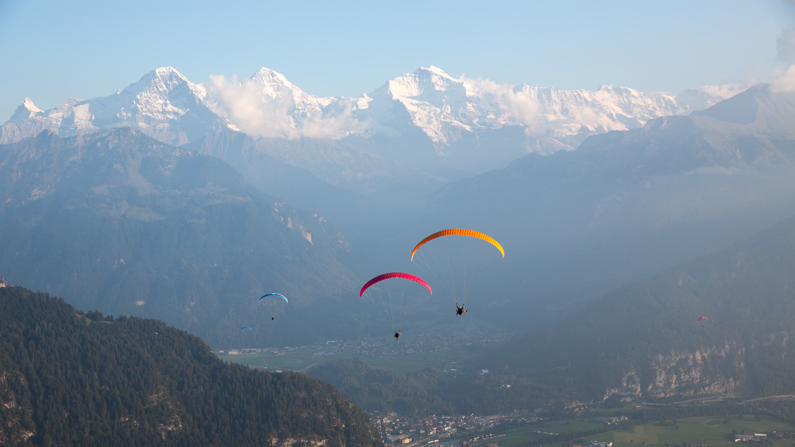 skywings-paragliding-interlaken-gleitschirme-vor-jungfrau-sommer.jpg