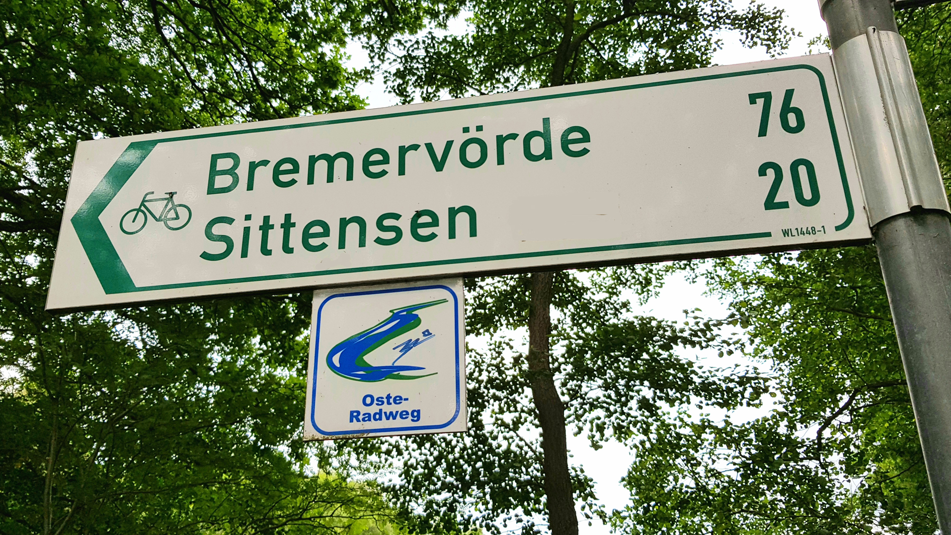 Logo des Oste-Radweges an der Radwegweisung