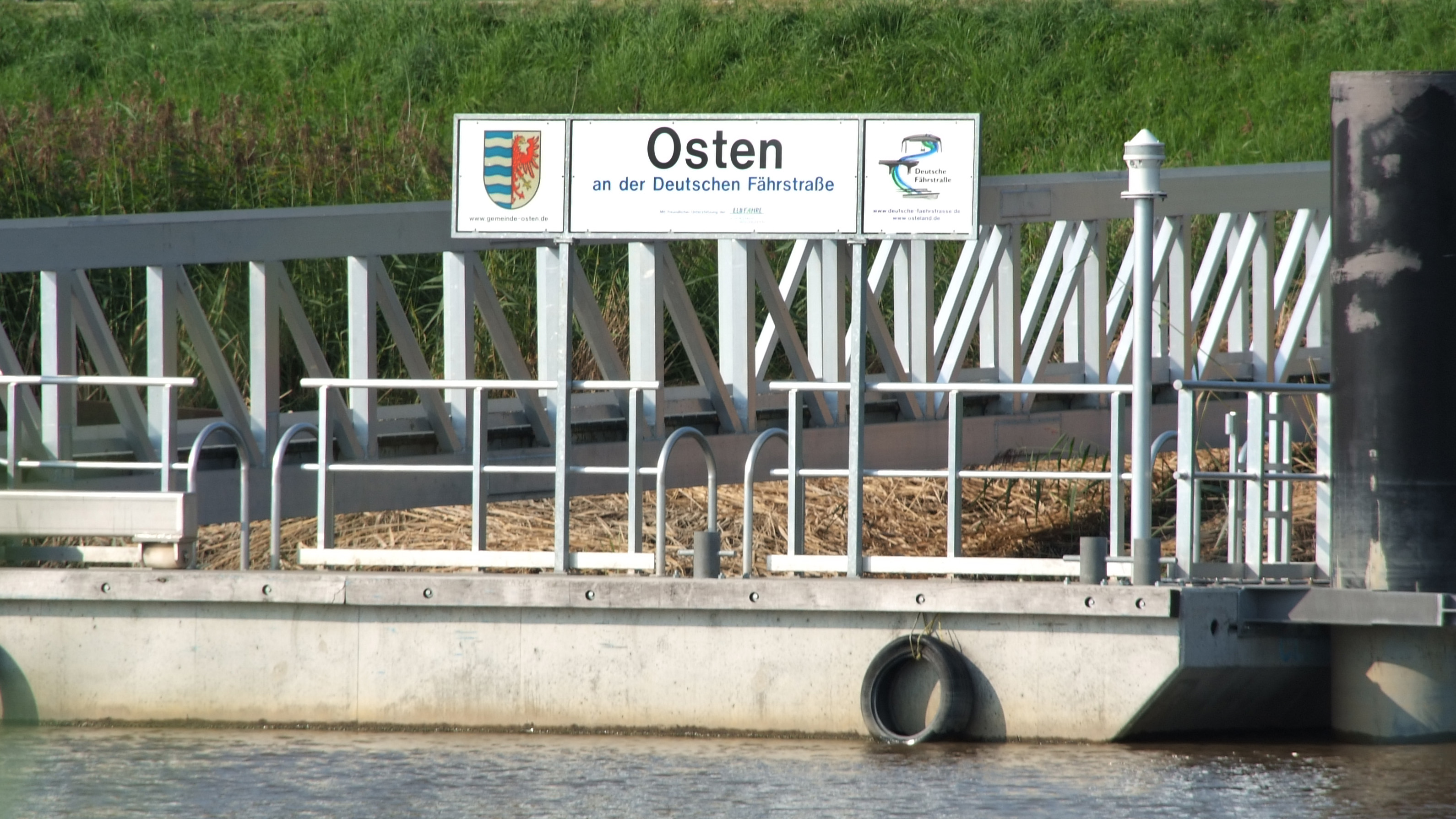 Bootsanleger entlang der Oste