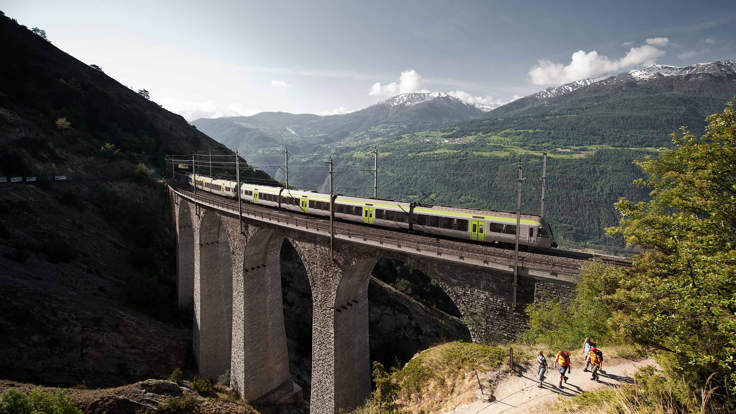 bls-loetschberg-route-luogelkinnviadukt-hohtenn-wanderer-sommer.jpg