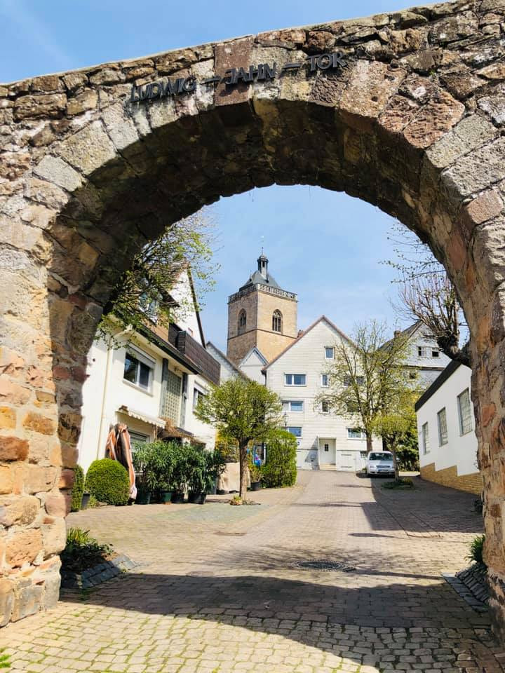 Blick durch das Ludwig-Jahn-Tor auf die Kirche