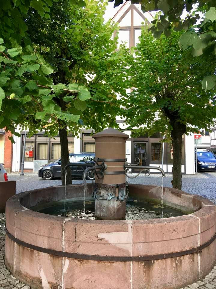 Märchenbrunnen am Marktplatz Neukirchen