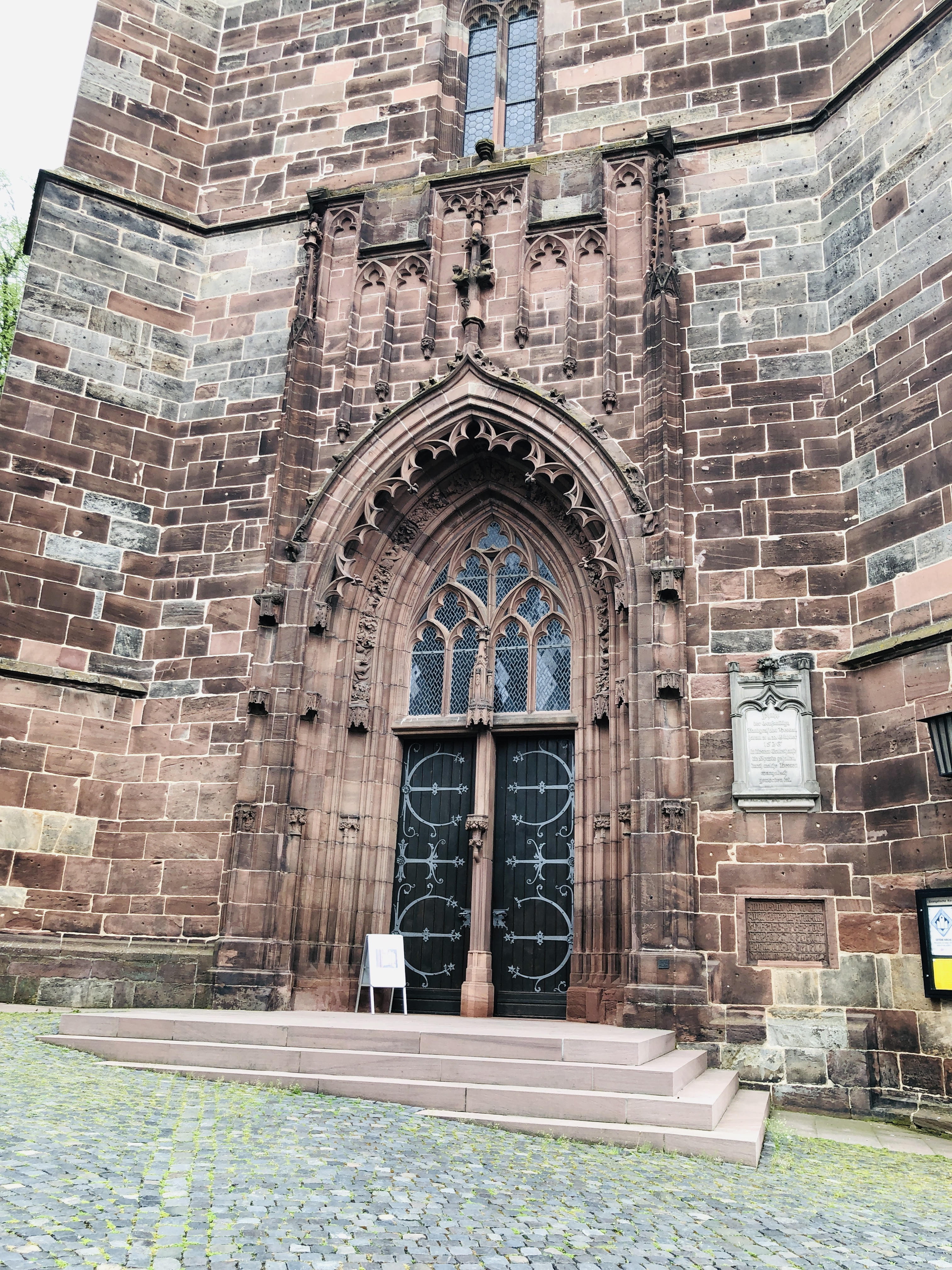 Gotisches Westportal der Stadtkirche St Marien