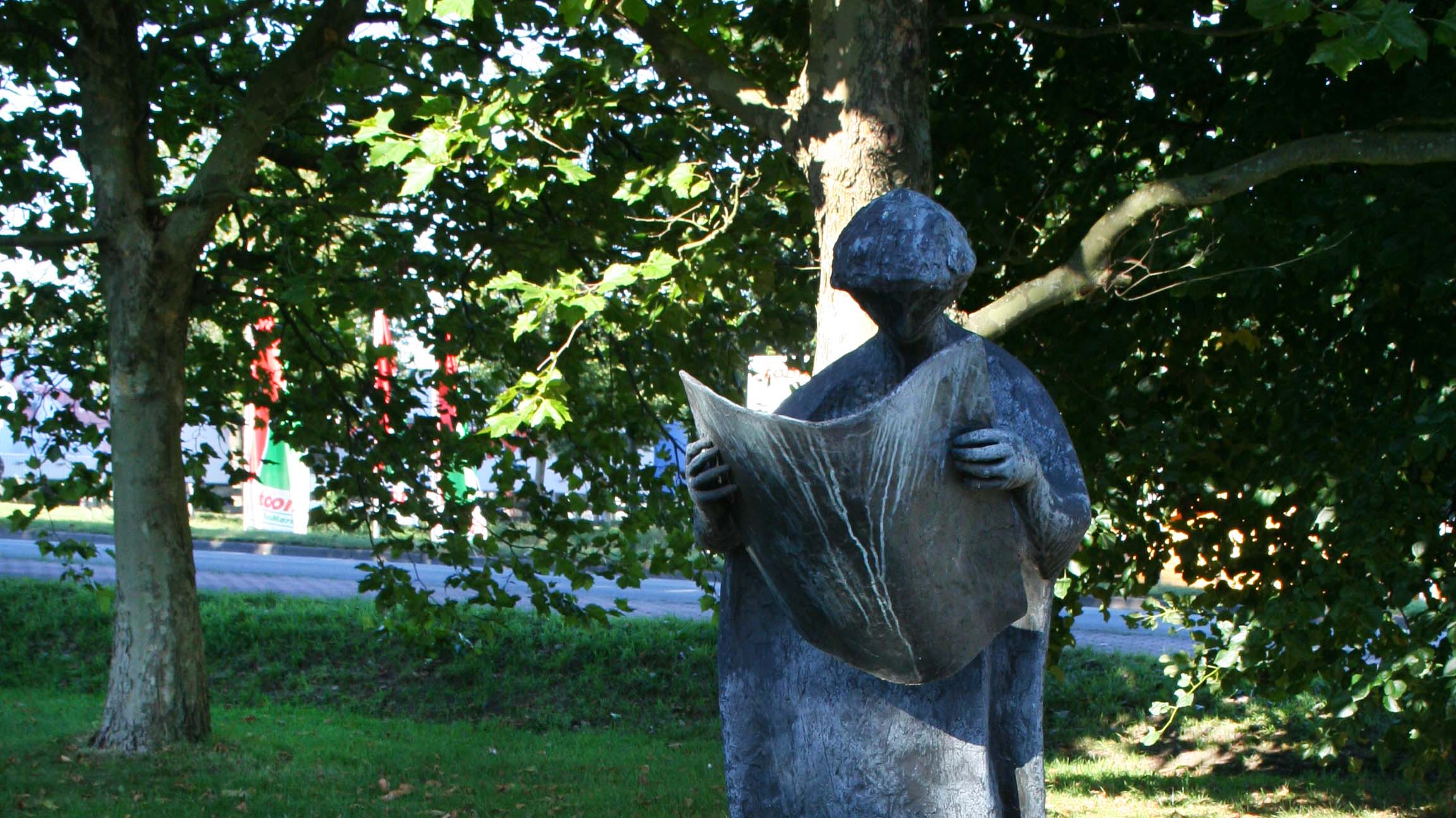 Skulptur "Der Zeitungsleser"