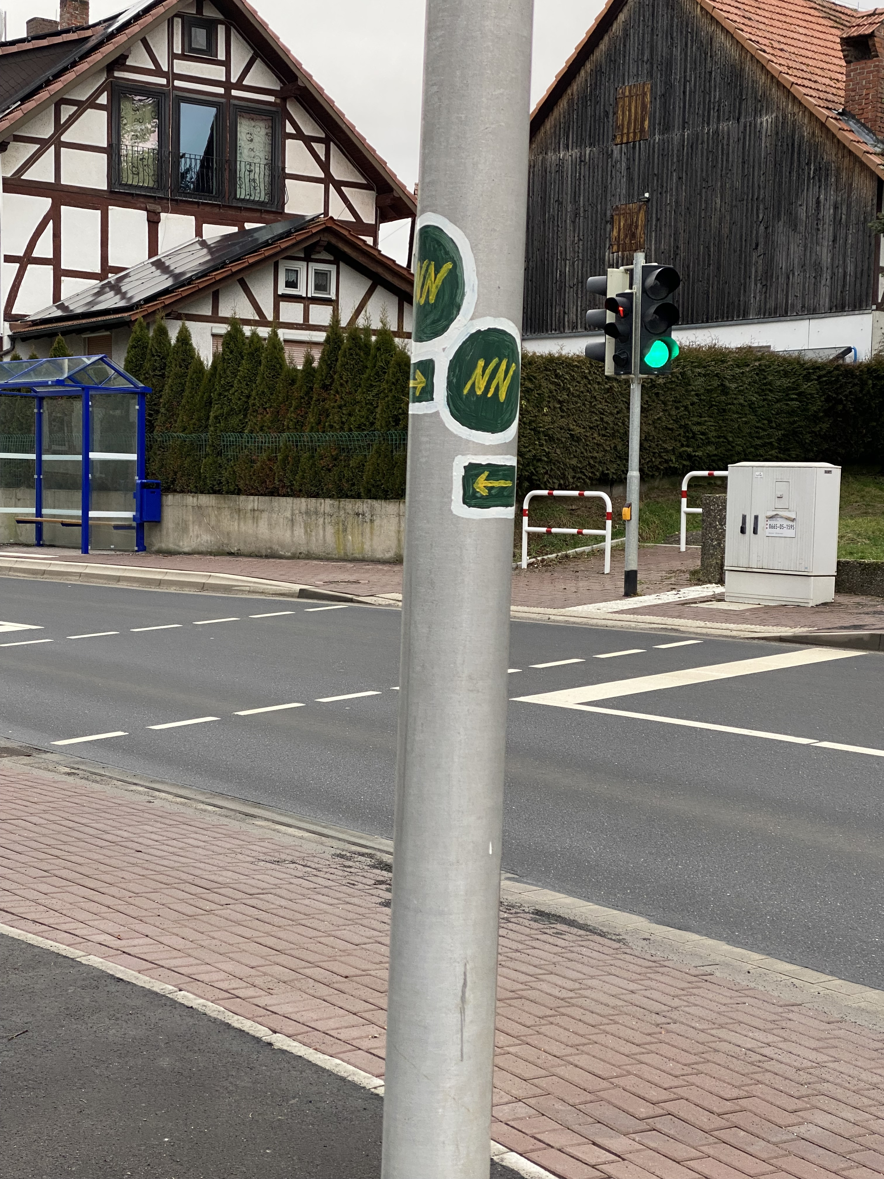Hinweis an der Bushaltestelle in Neukirchen-Rückershausen