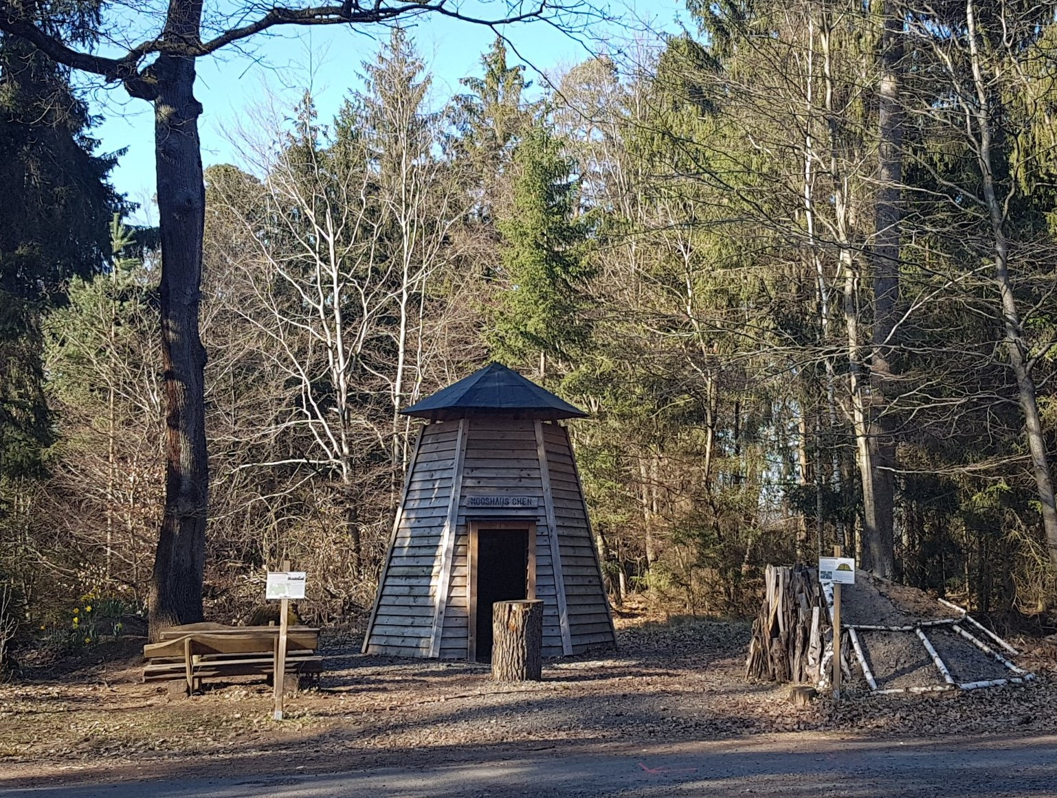 Mooshäuschen - eine einladende Schutzhütte mit Rastplatz und einem Nachbau eines Kohlemeilers