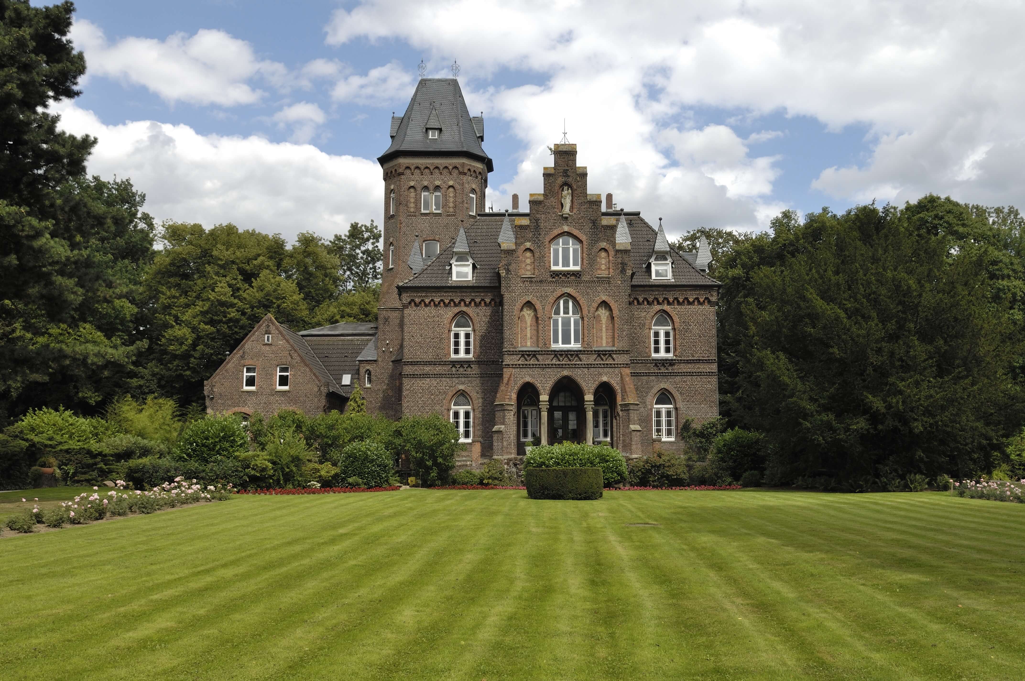 Marienburgpark mit Marienburg in Monheim am Rhein