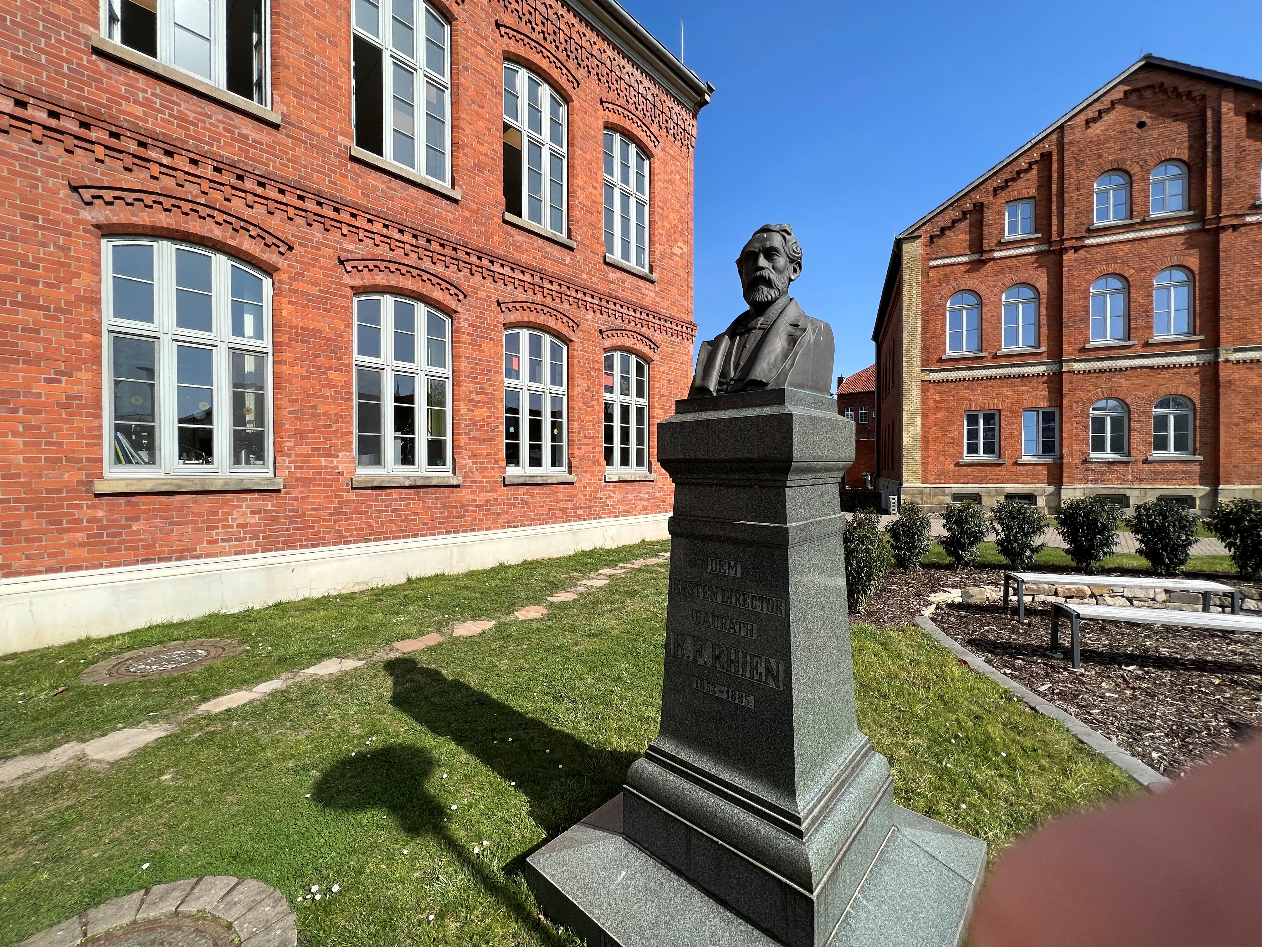 Büste "R.F. Rhien"